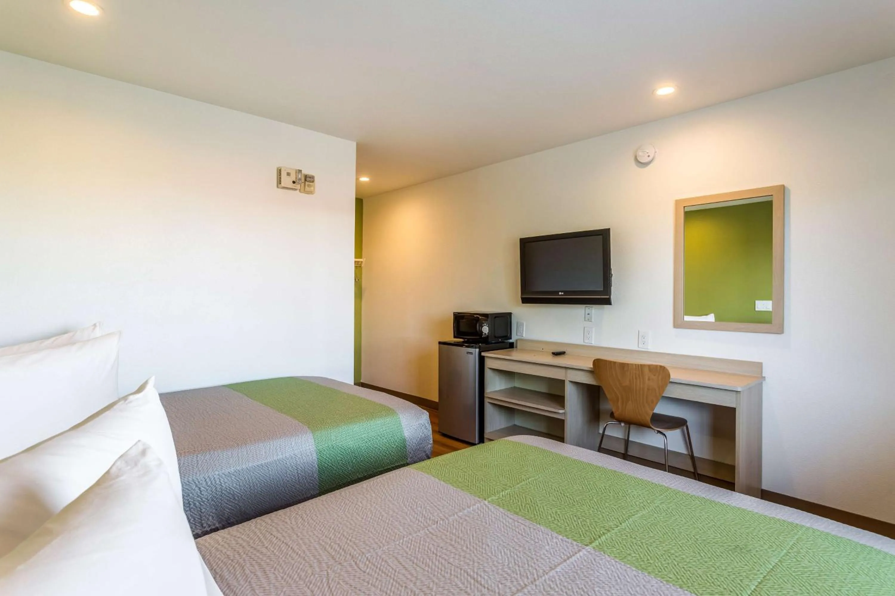 Photo of the whole room, Bed in Motel 6-Needles, CA