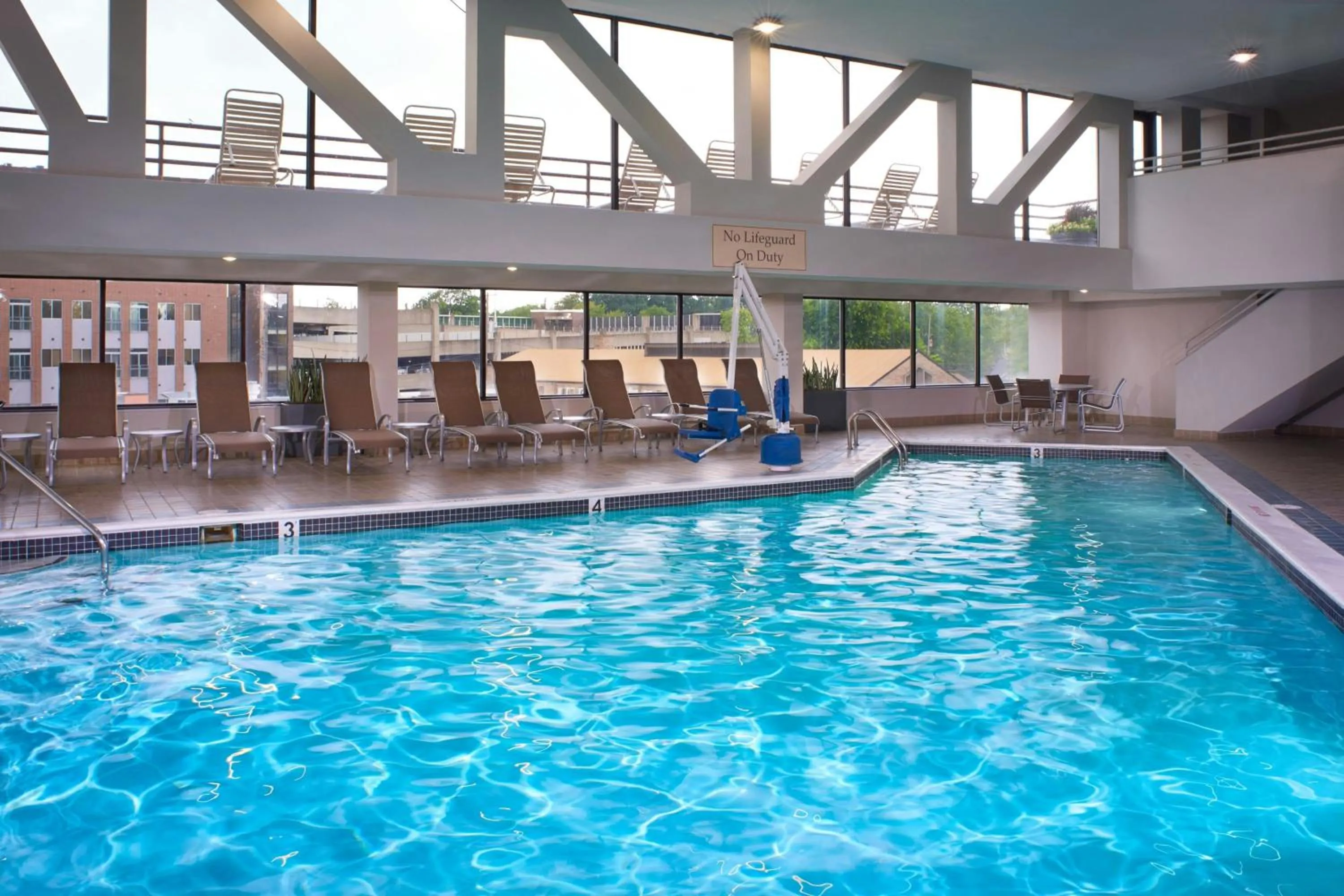 Swimming pool in Marriott East Lansing at University Place