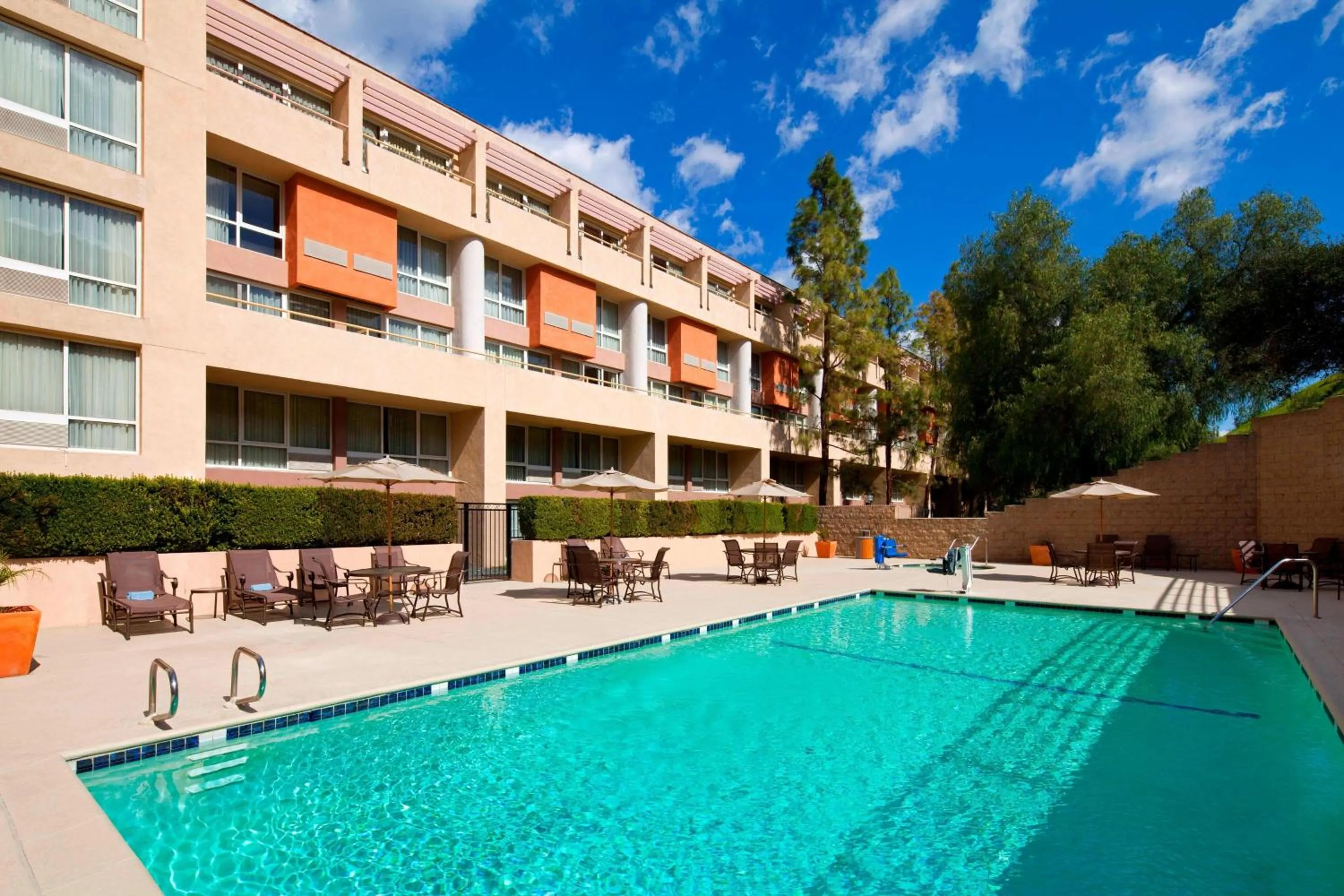 Swimming pool in Sheraton Agoura Hills Hotel