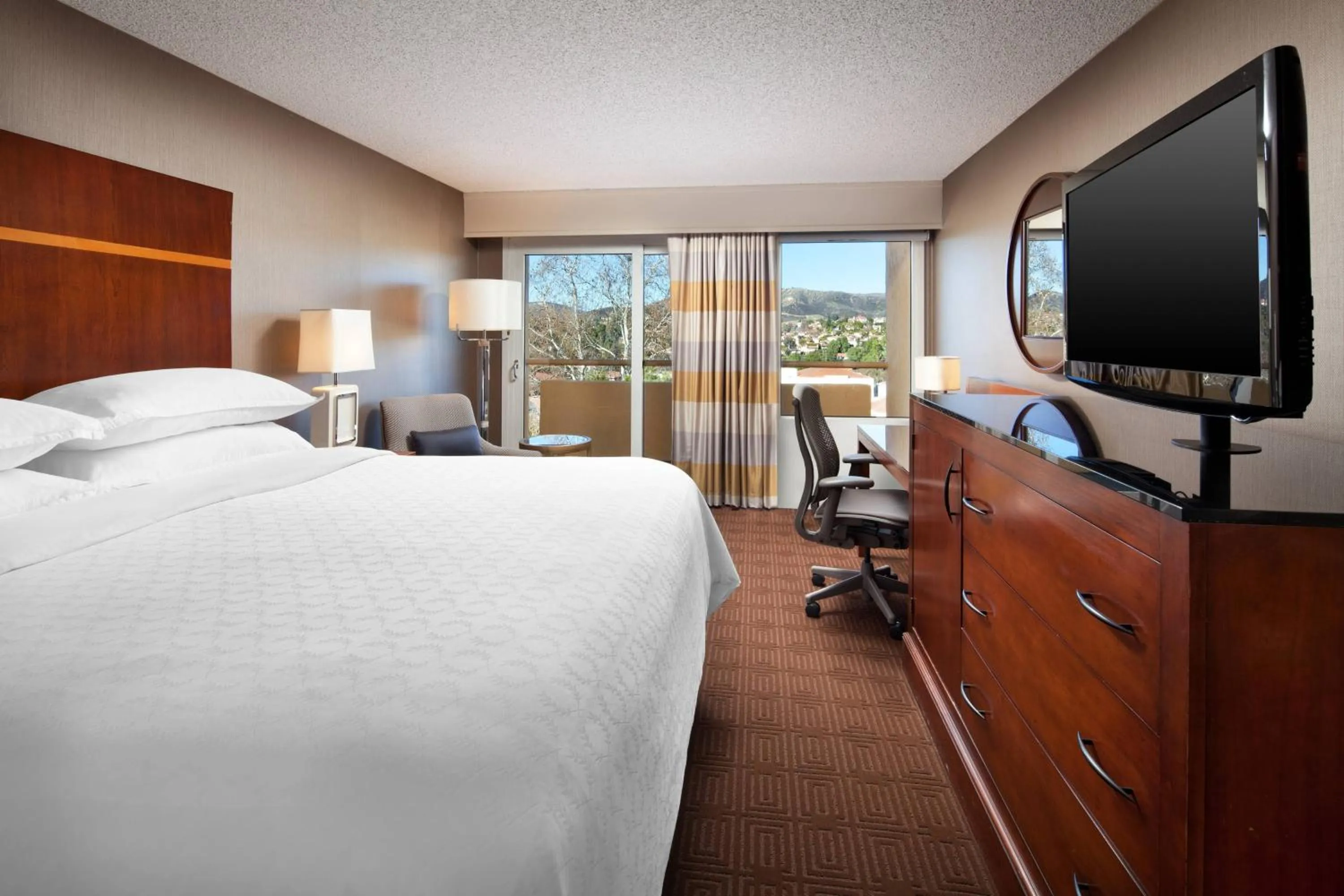 Photo of the whole room, Bed in Sheraton Agoura Hills Hotel