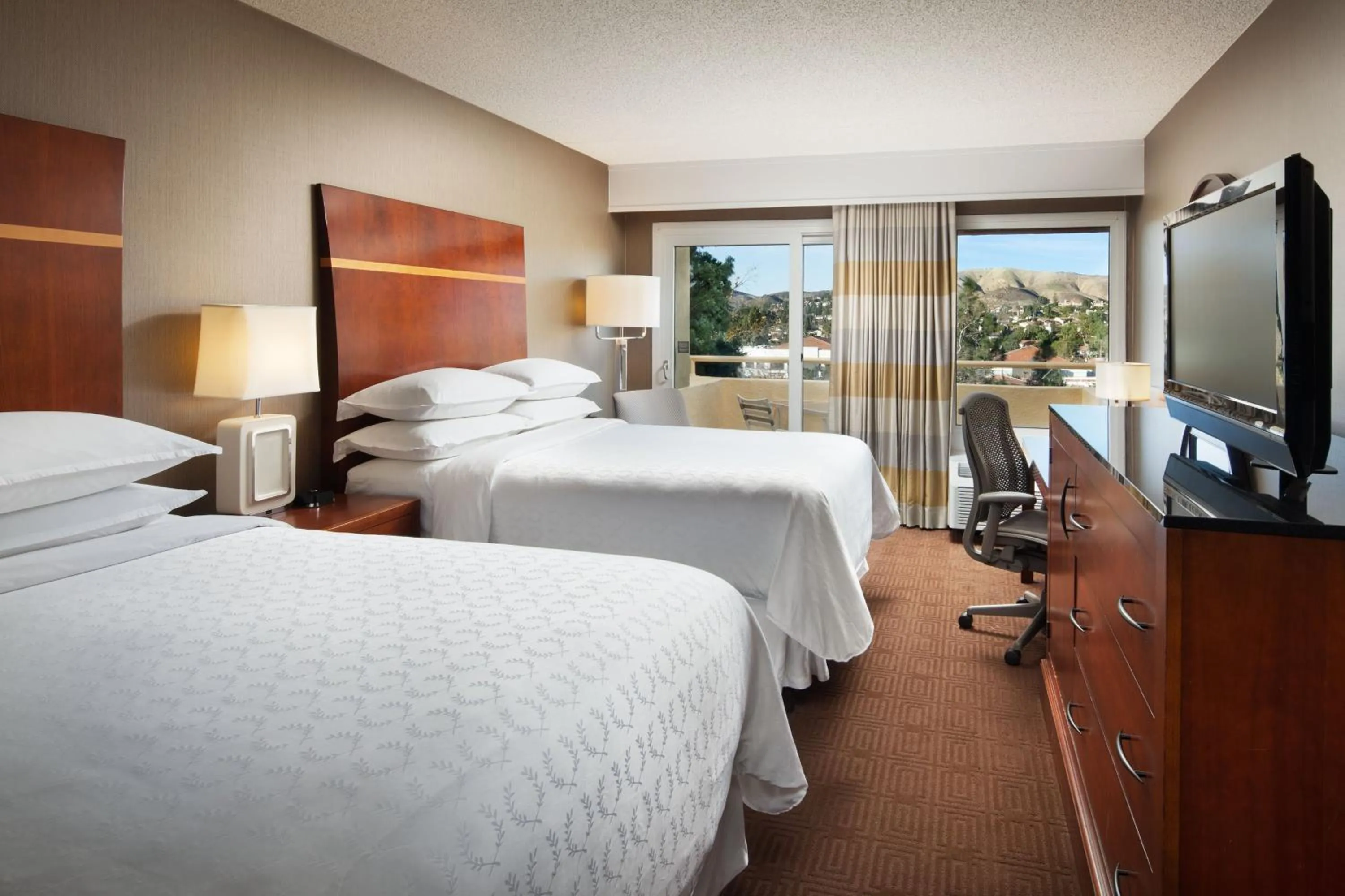 Photo of the whole room, Bed in Sheraton Agoura Hills Hotel