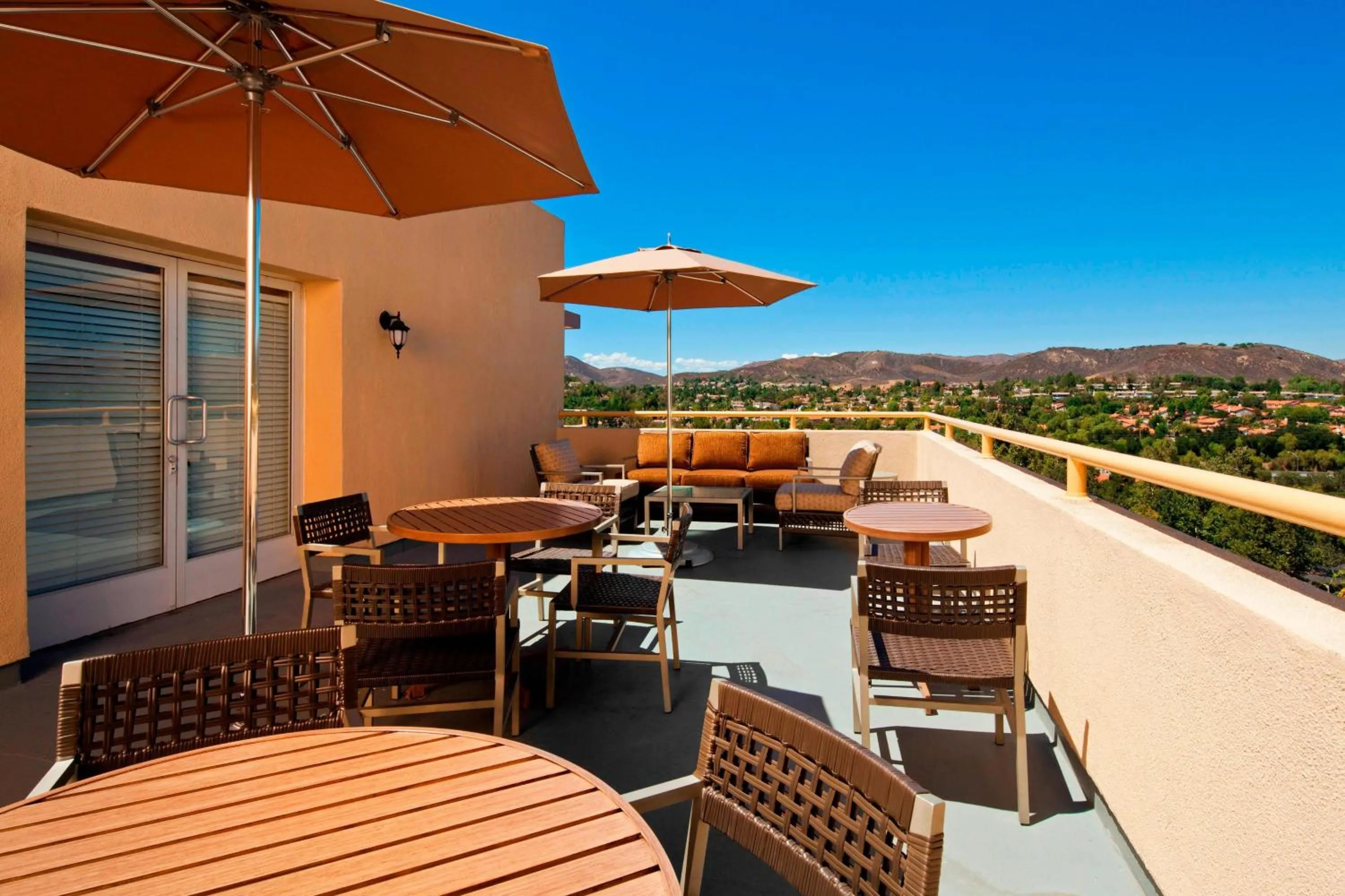 Lounge or bar in Sheraton Agoura Hills Hotel