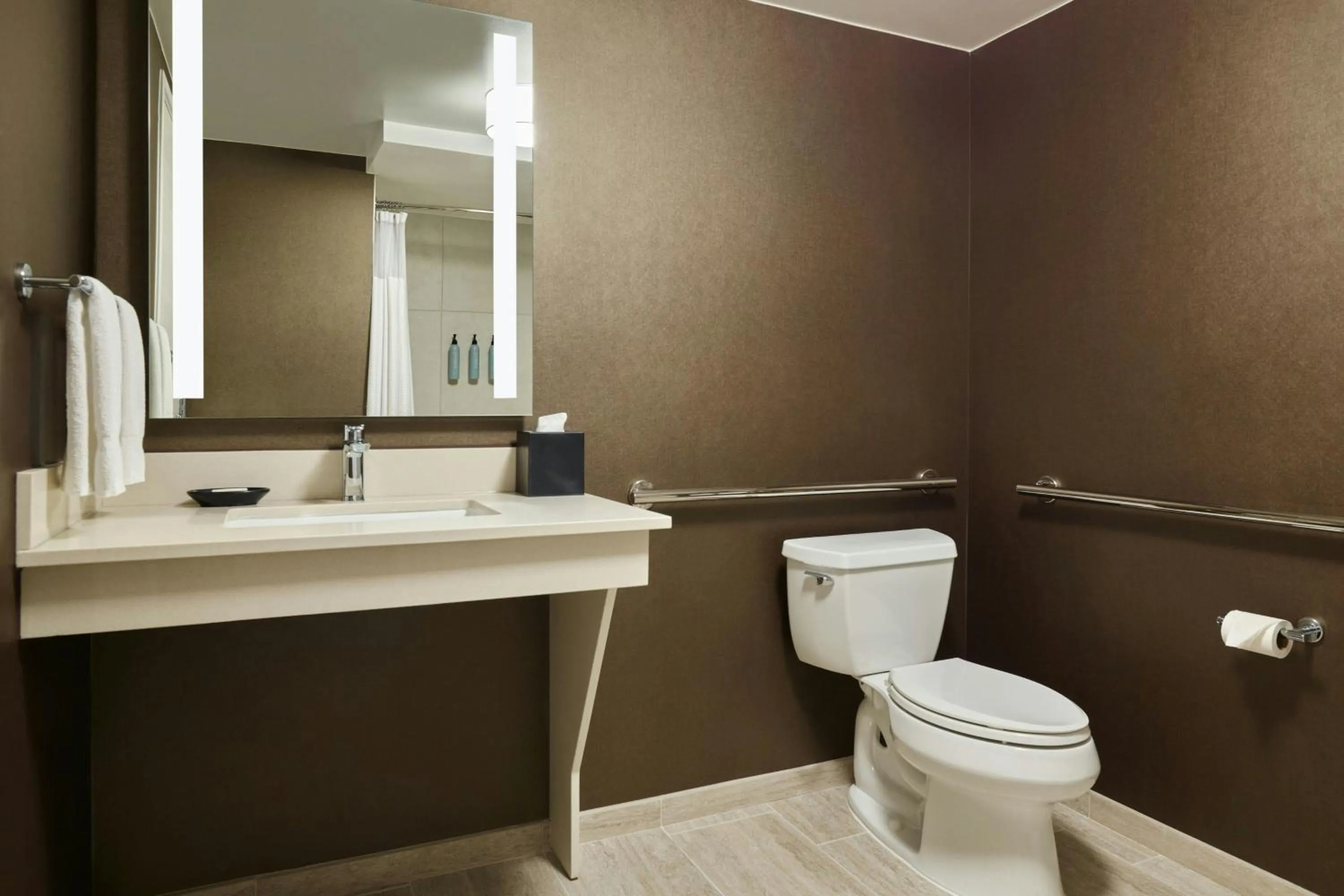 Bathroom in Courtyard by Marriott Los Angeles Pasadena Old Town