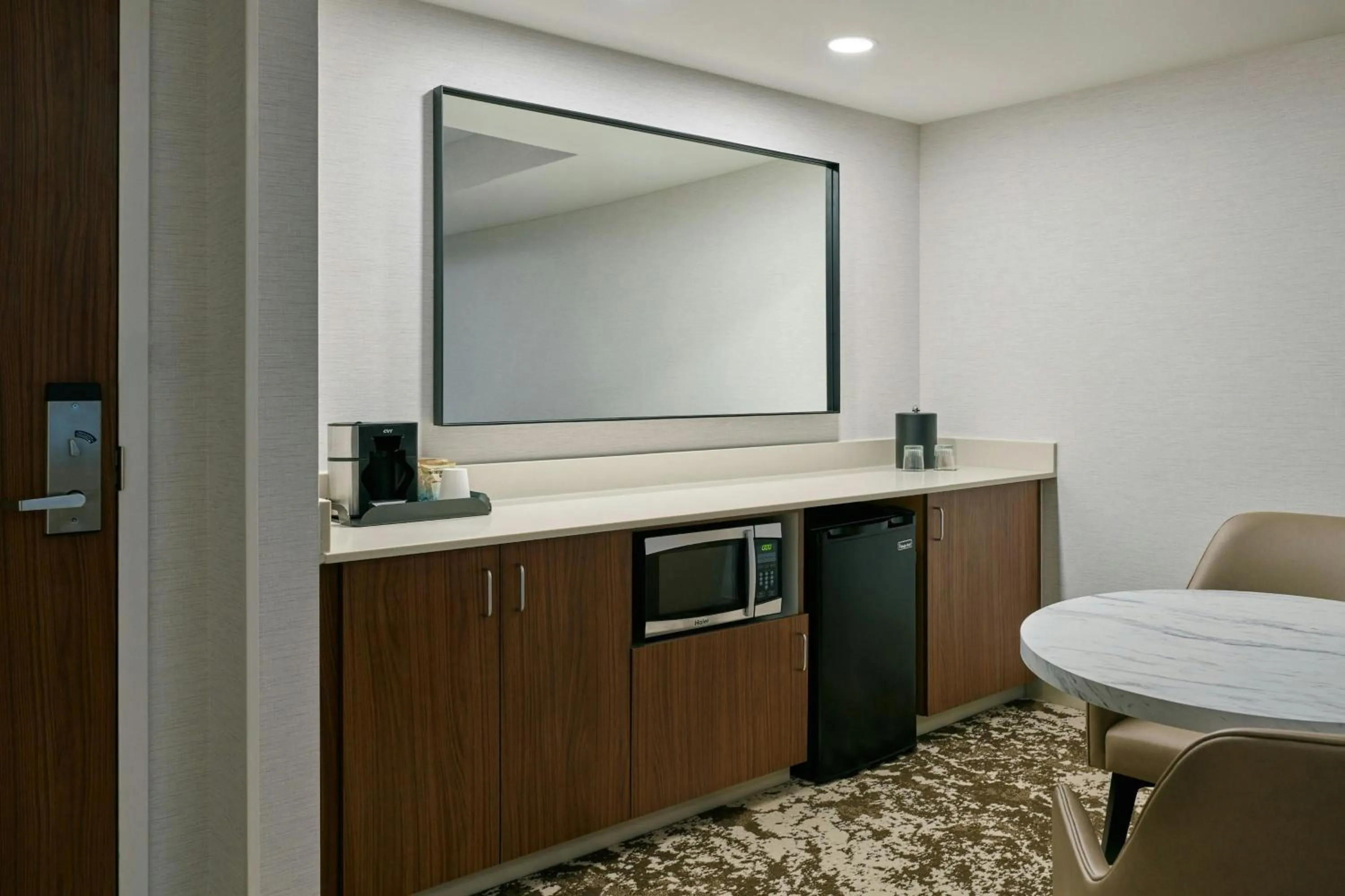 Lounge or bar, Bed in Courtyard by Marriott Los Angeles Pasadena Old Town
