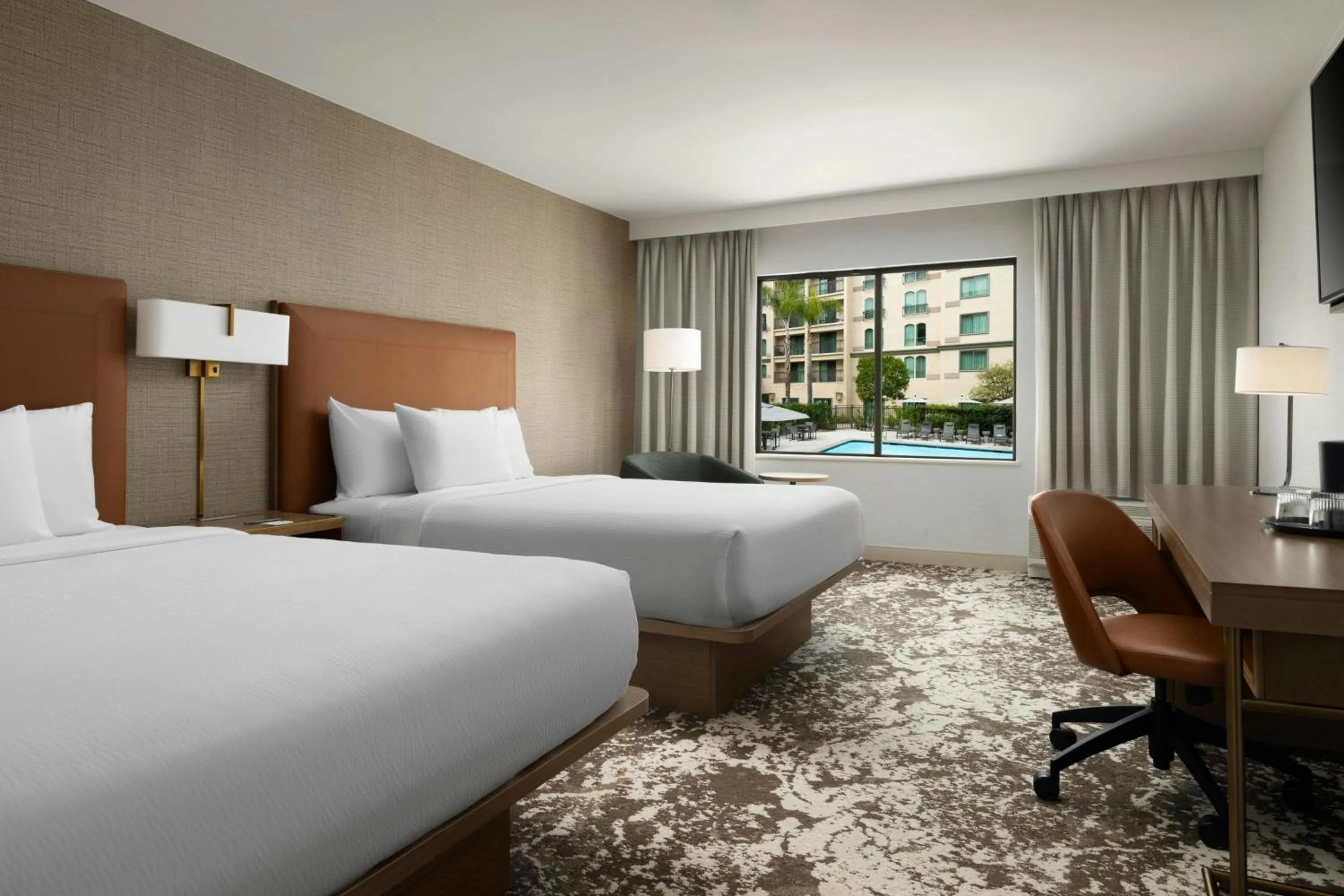 Swimming pool, Bed in Courtyard by Marriott Los Angeles Pasadena Old Town