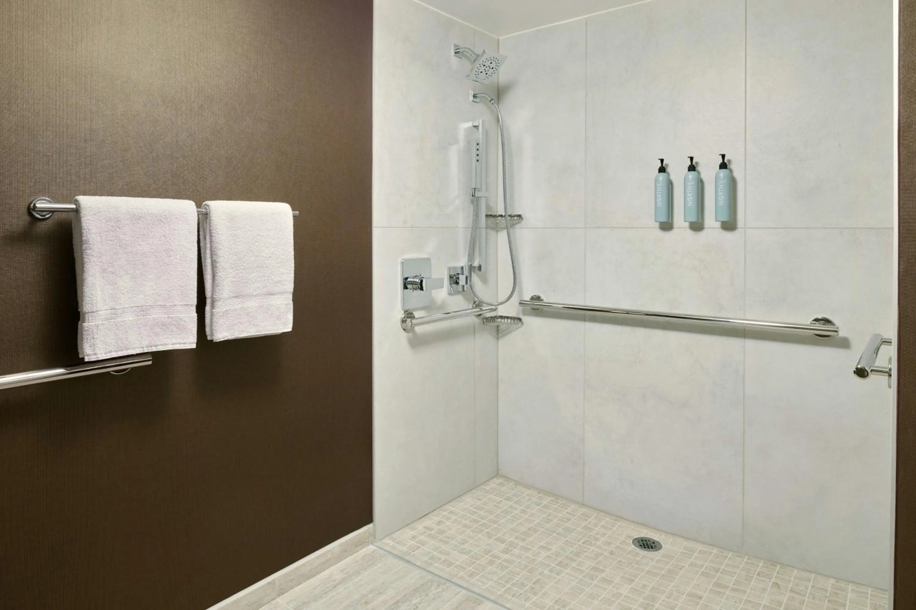 Bathroom in Courtyard by Marriott Los Angeles Pasadena Old Town