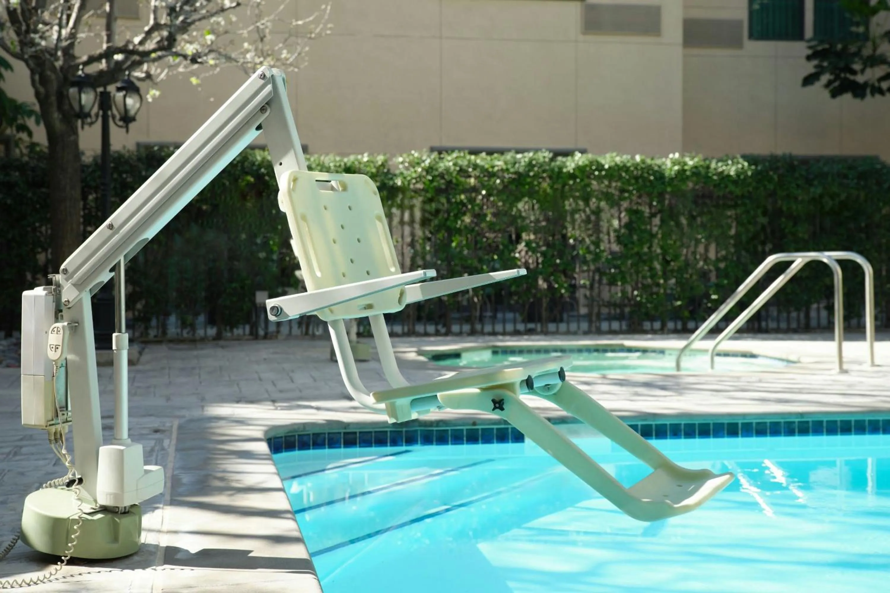 Swimming pool in Courtyard by Marriott Los Angeles Pasadena Old Town