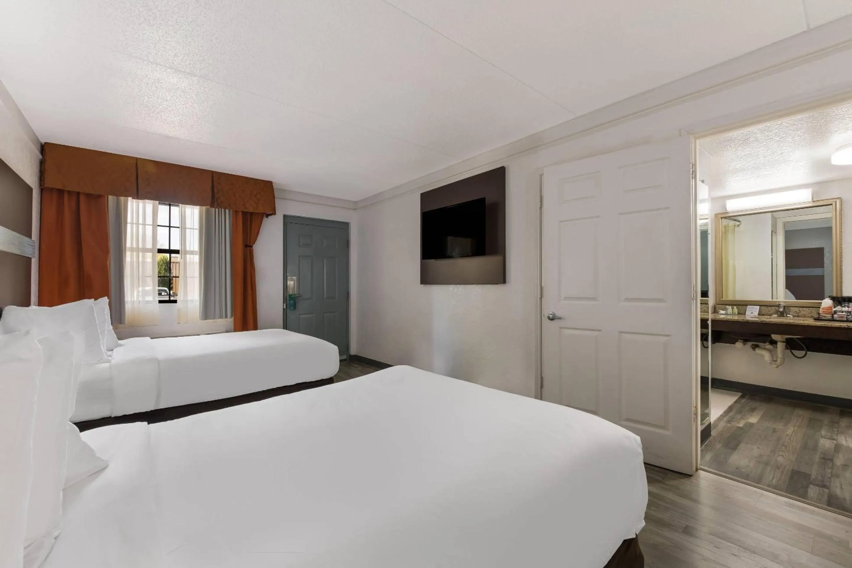 Bedroom, Bed in Quality Inn & Suites Airport