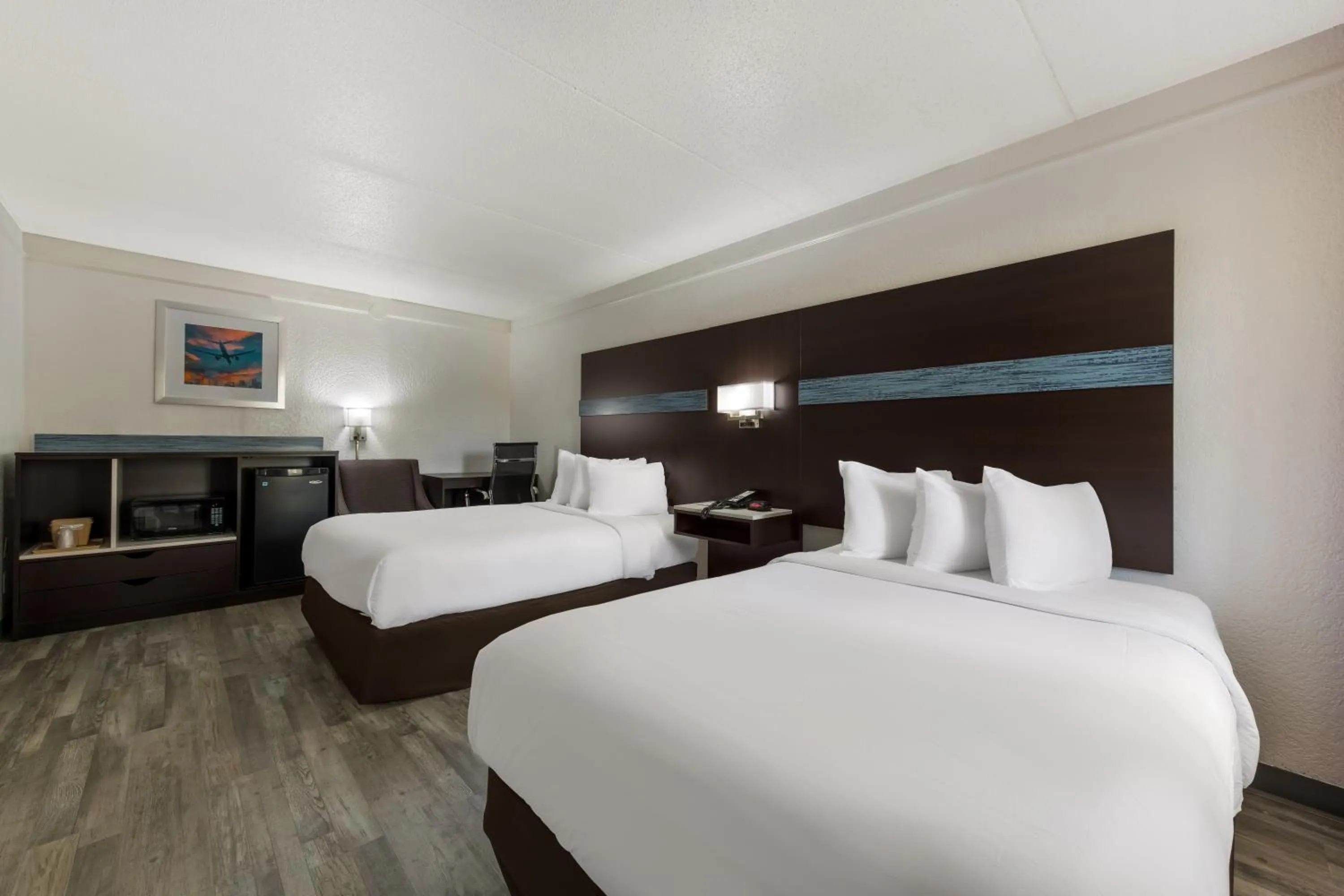 Photo of the whole room, Bed in Quality Inn & Suites Airport