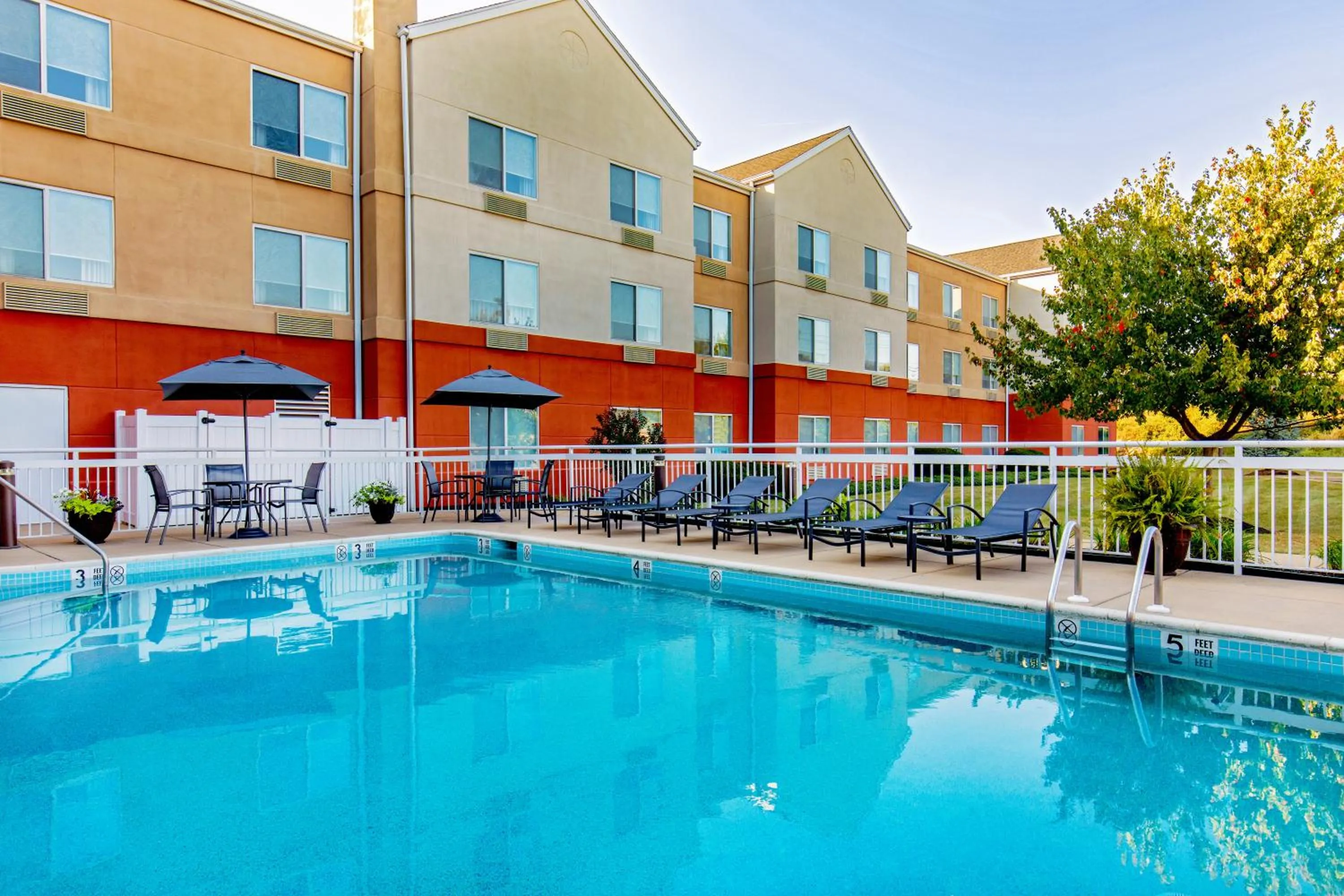 Swimming pool in Fairfield Inn & Suites Lancaster