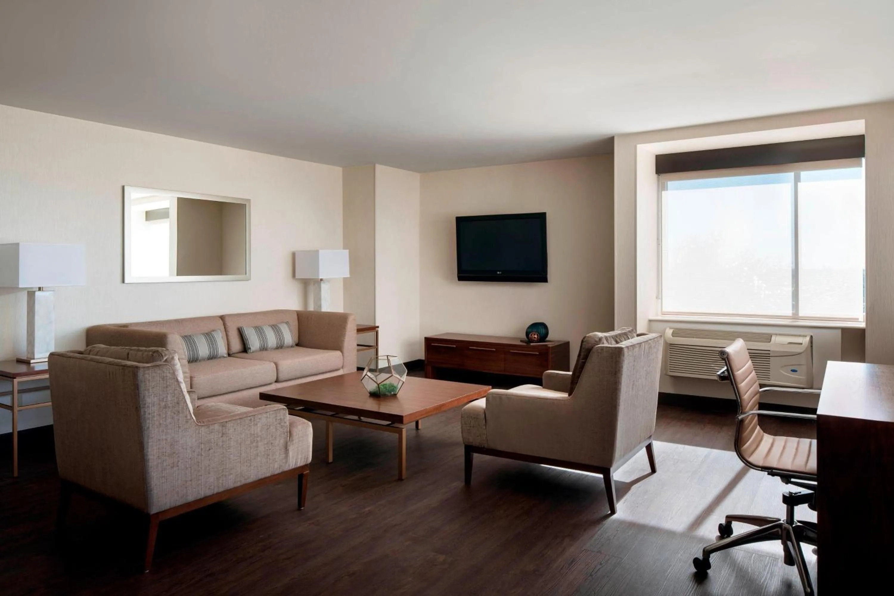 Living room in Fullerton Marriott at California State University