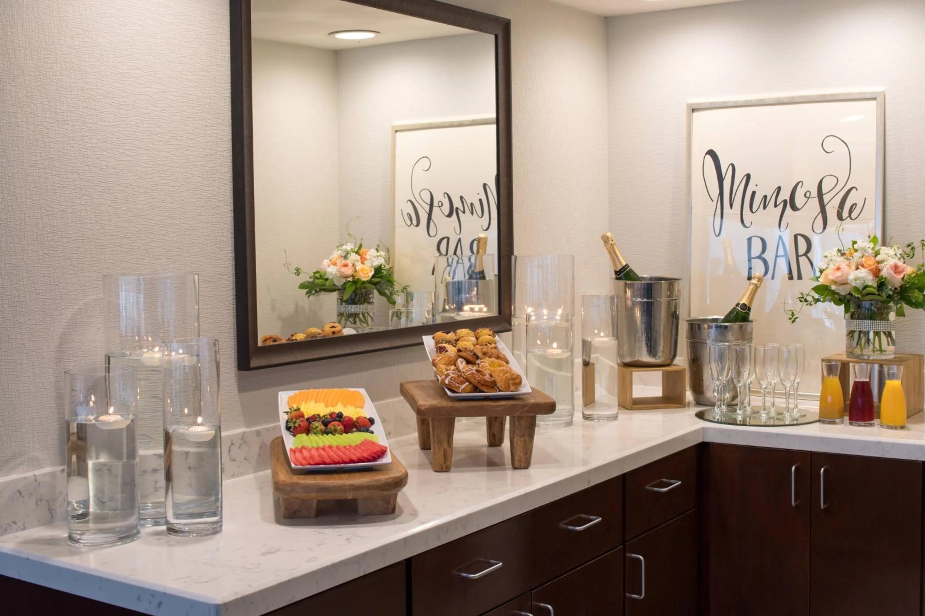 Lounge or bar in Fullerton Marriott at California State University