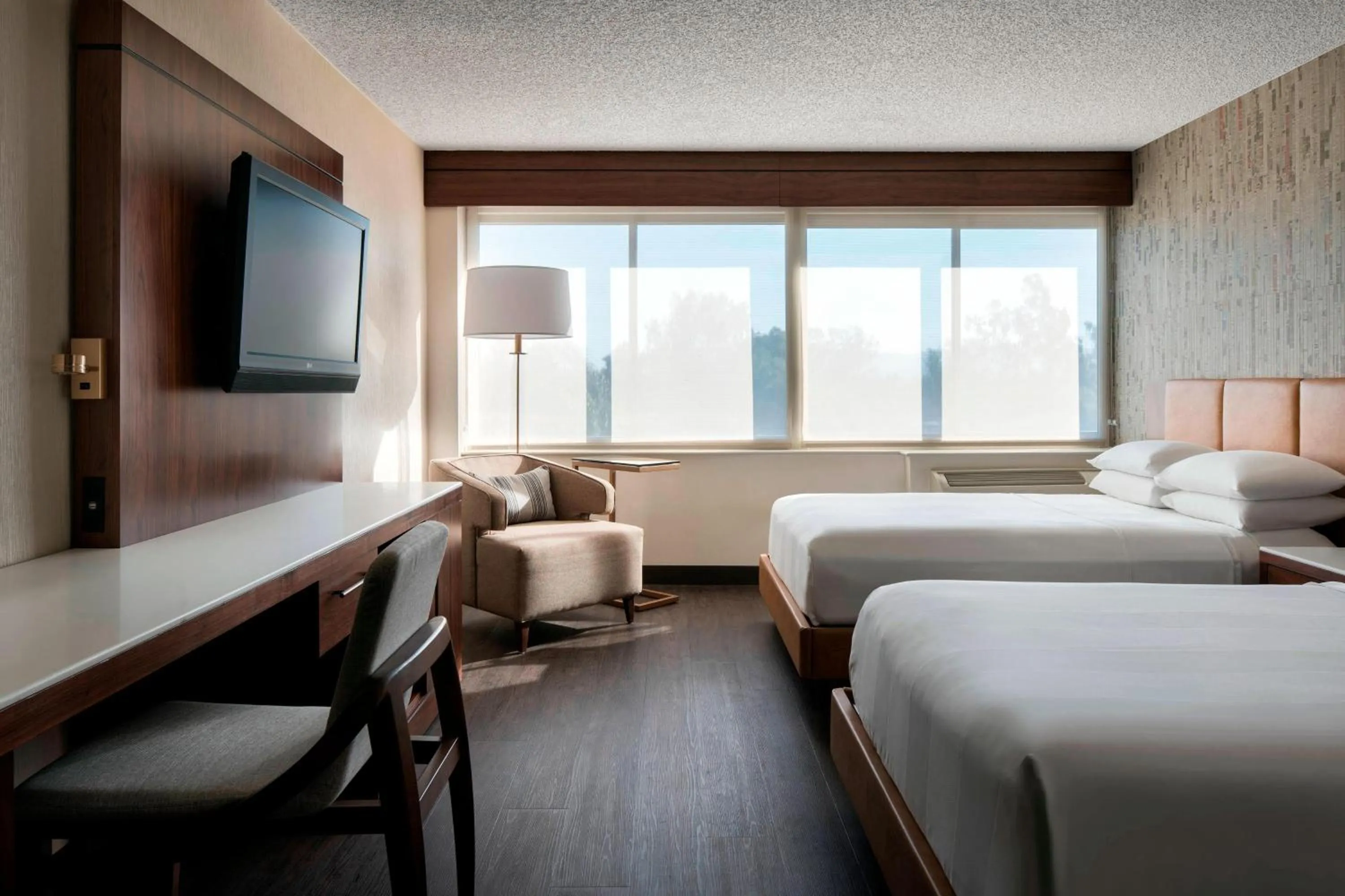 Photo of the whole room, Bed in Fullerton Marriott at California State University