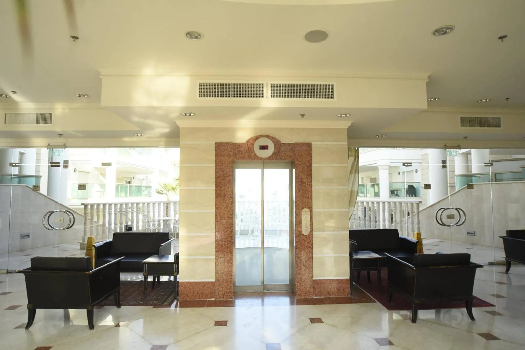 Communal lounge/ TV room in City Resort Palmore