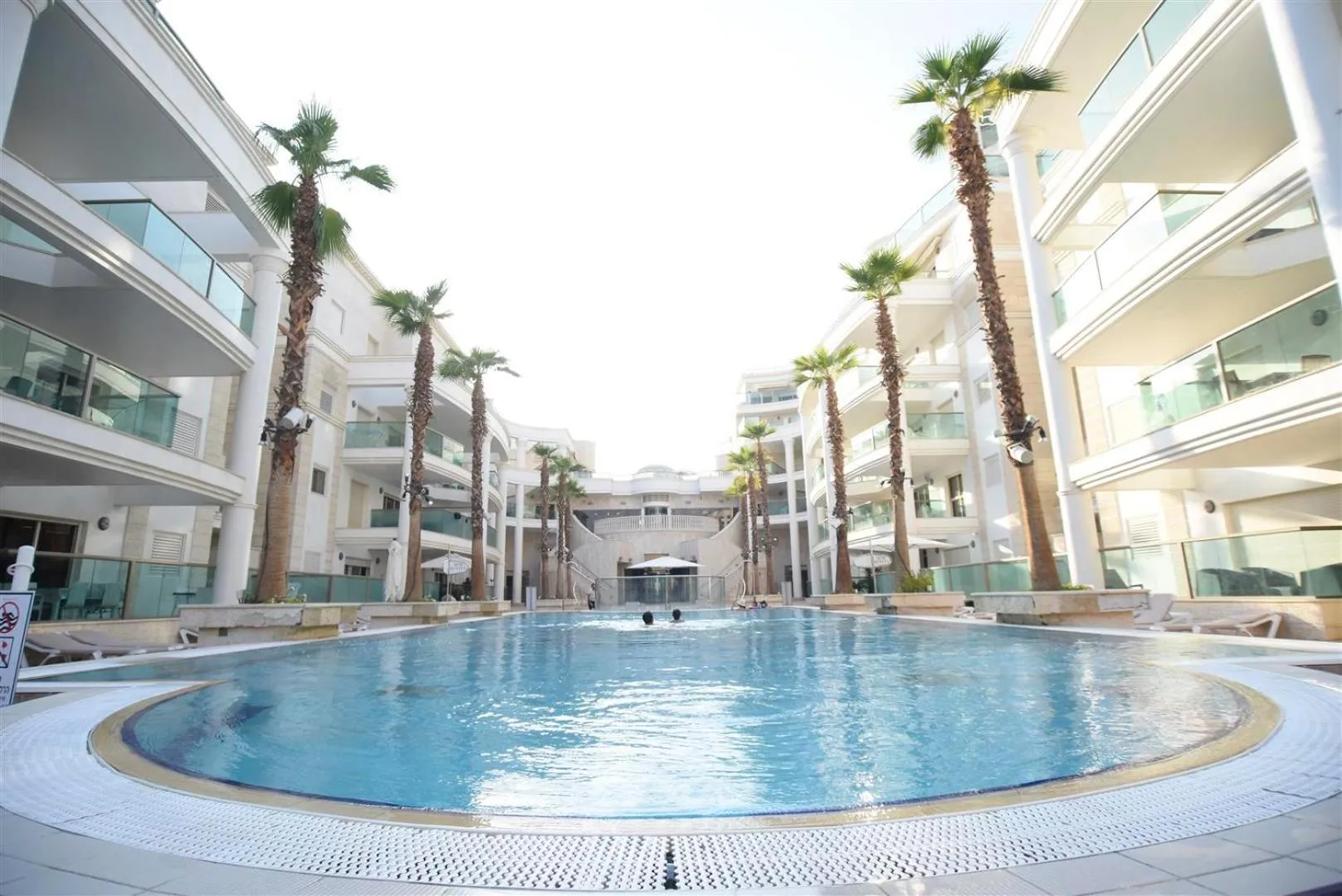 Swimming pool in City Resort Palmore