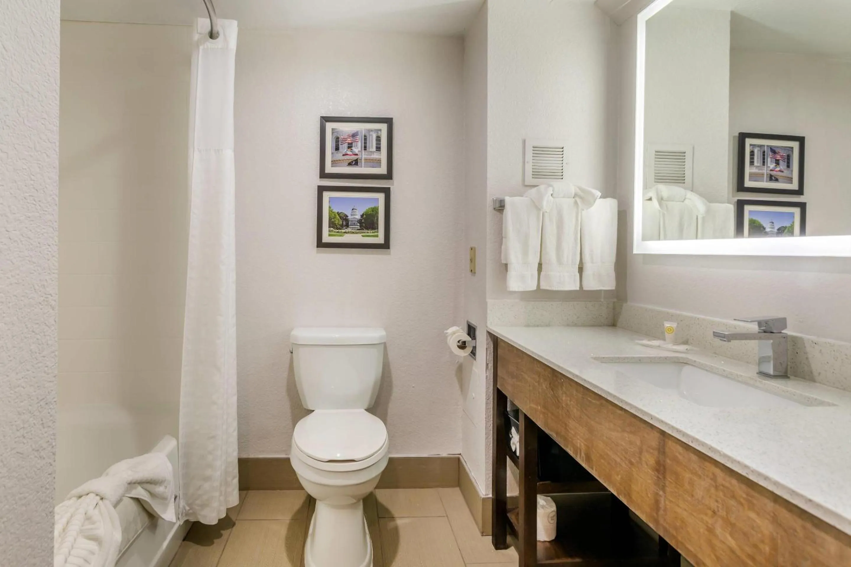 Bedroom in Comfort Suites Downtown Sacramento