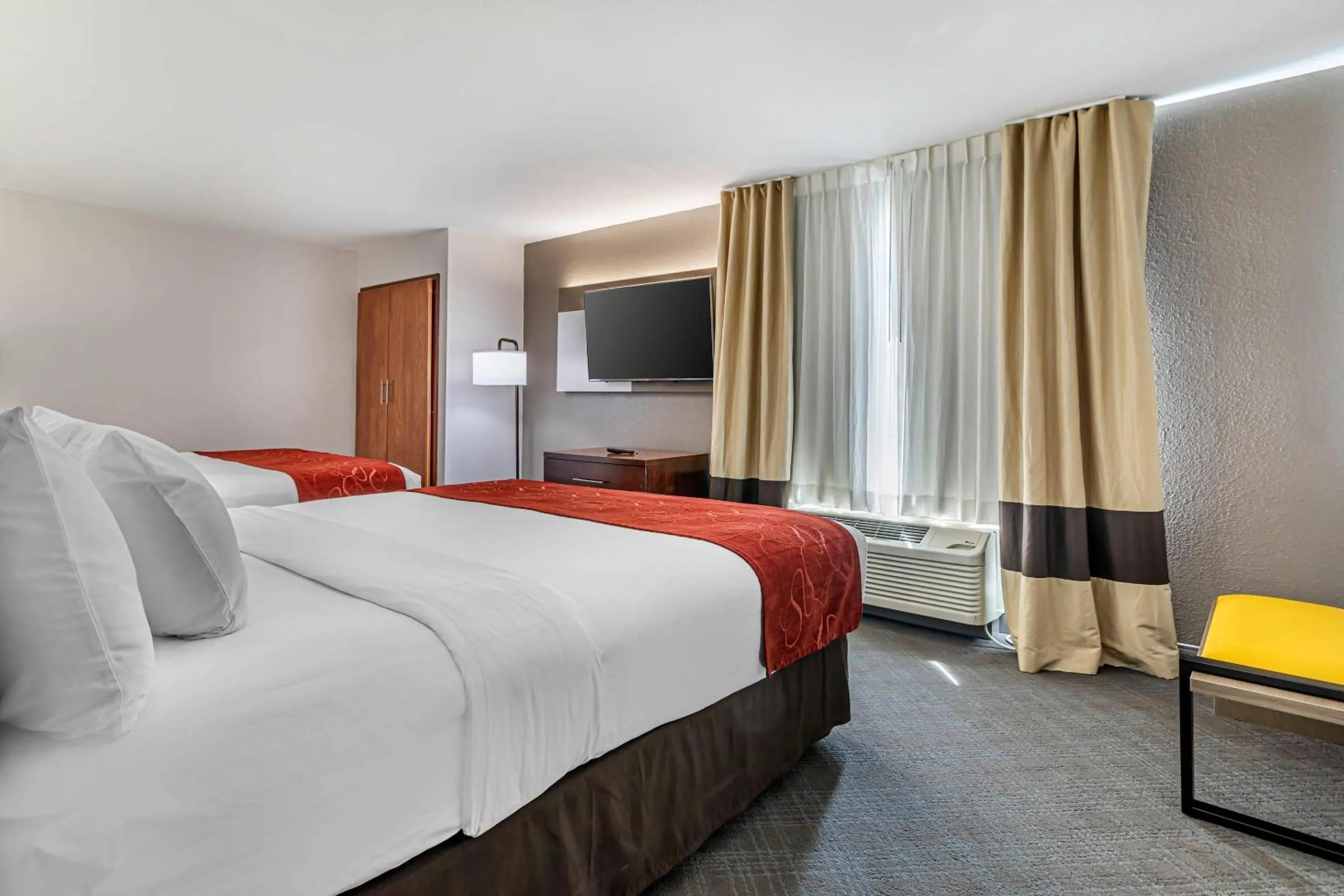 Bedroom, Bed in Comfort Suites Downtown Sacramento