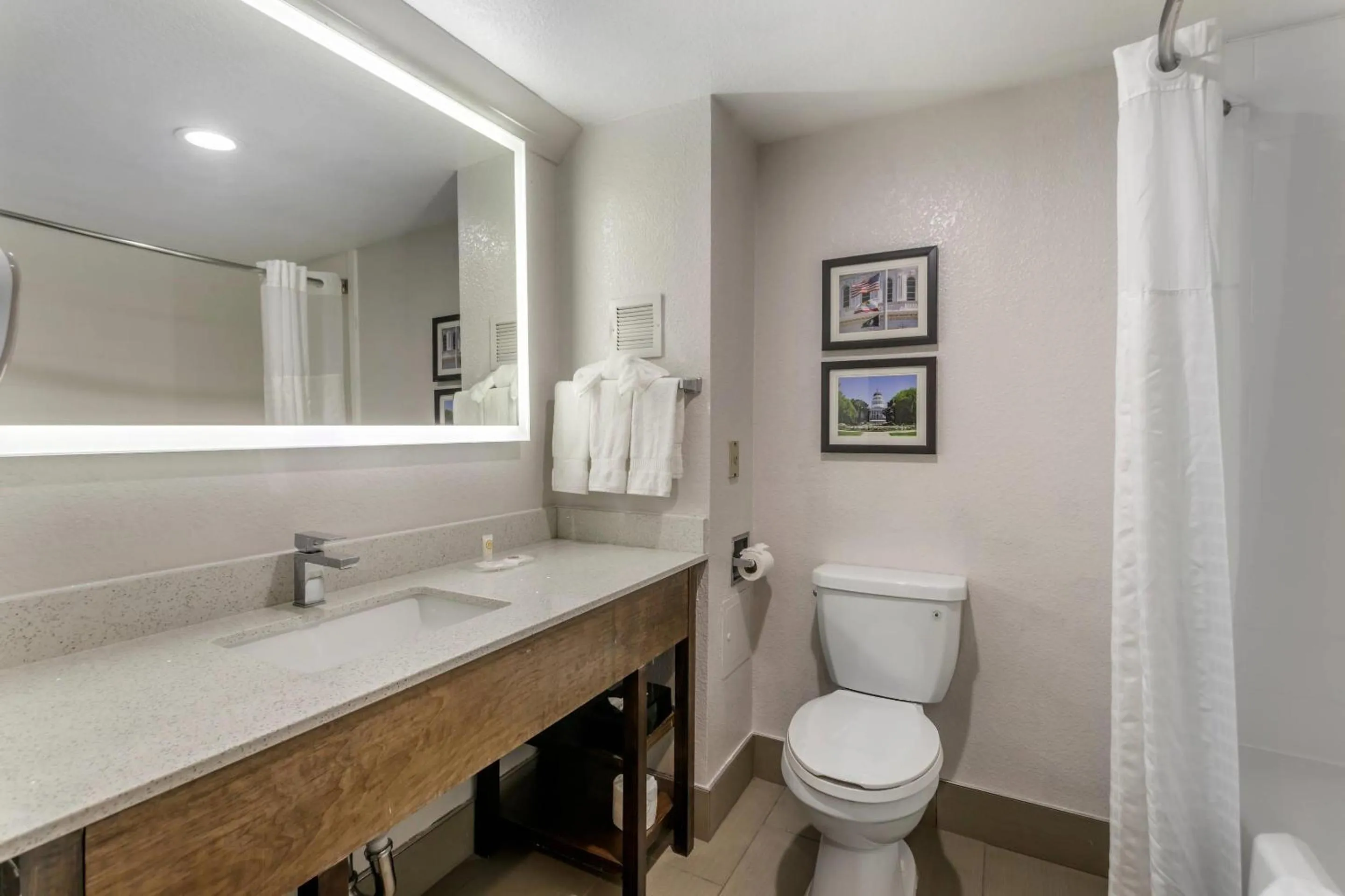 Bedroom in Comfort Suites Downtown Sacramento