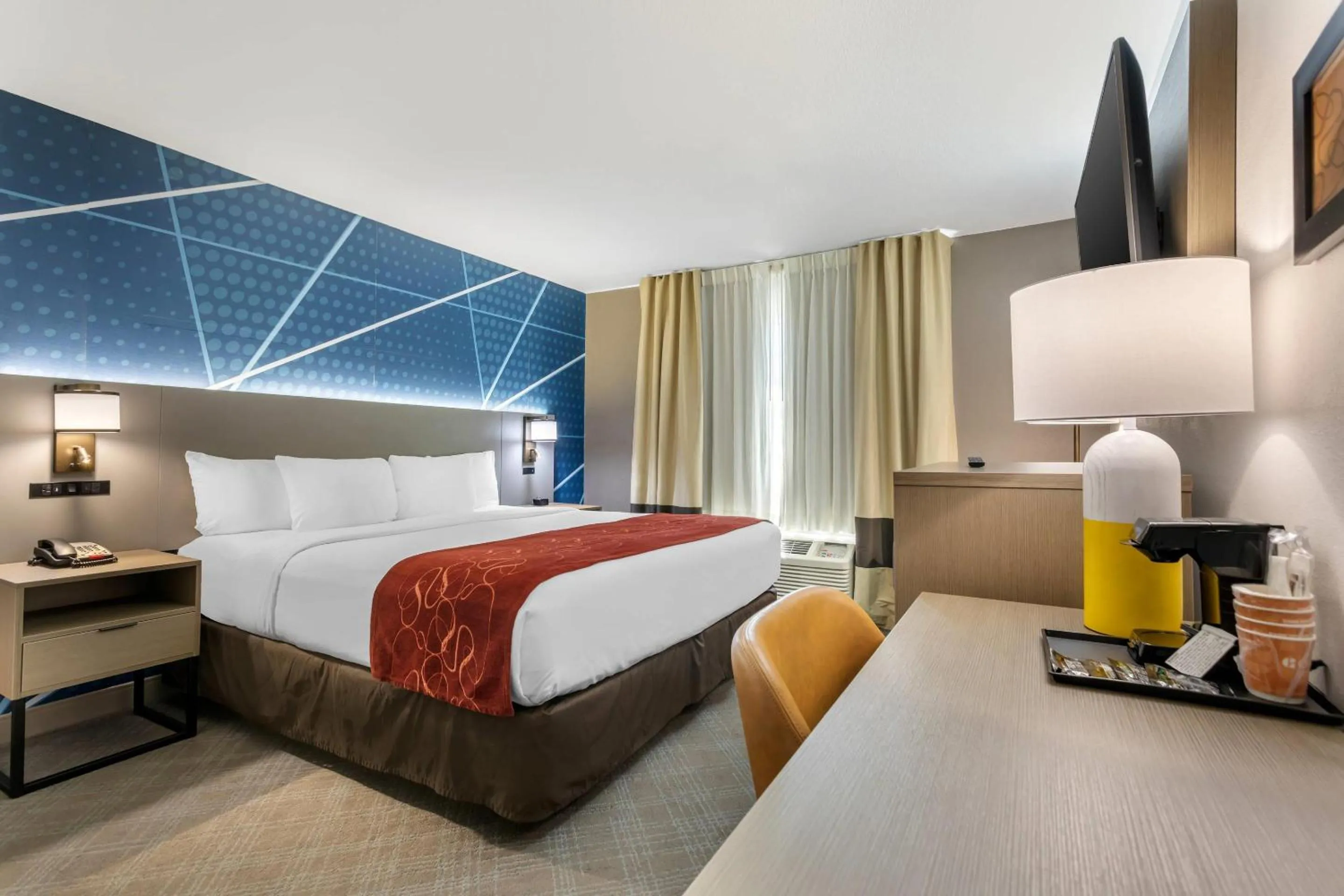 Bedroom, Bed in Comfort Suites Downtown Sacramento