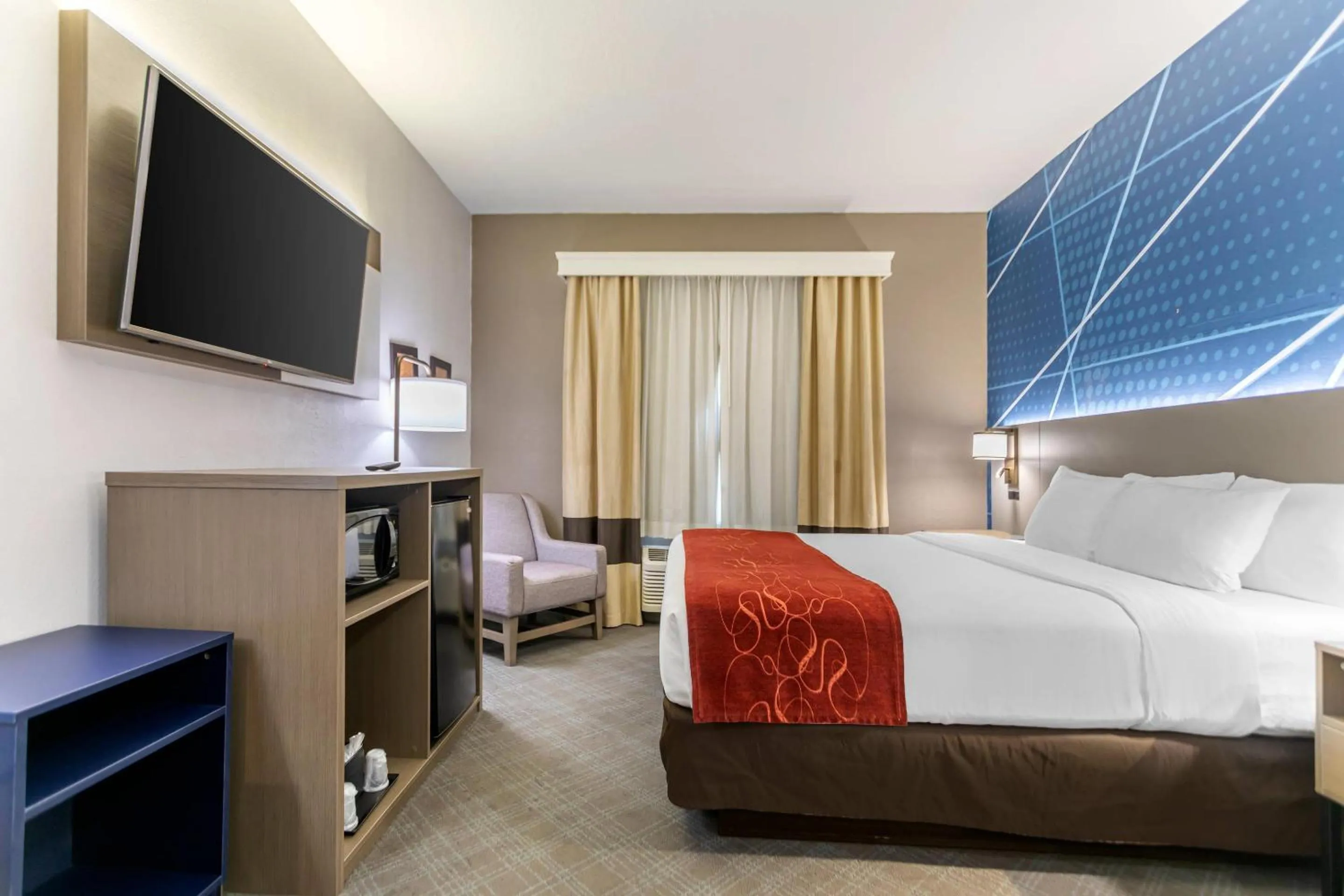 Bedroom, Bed in Comfort Suites Downtown Sacramento