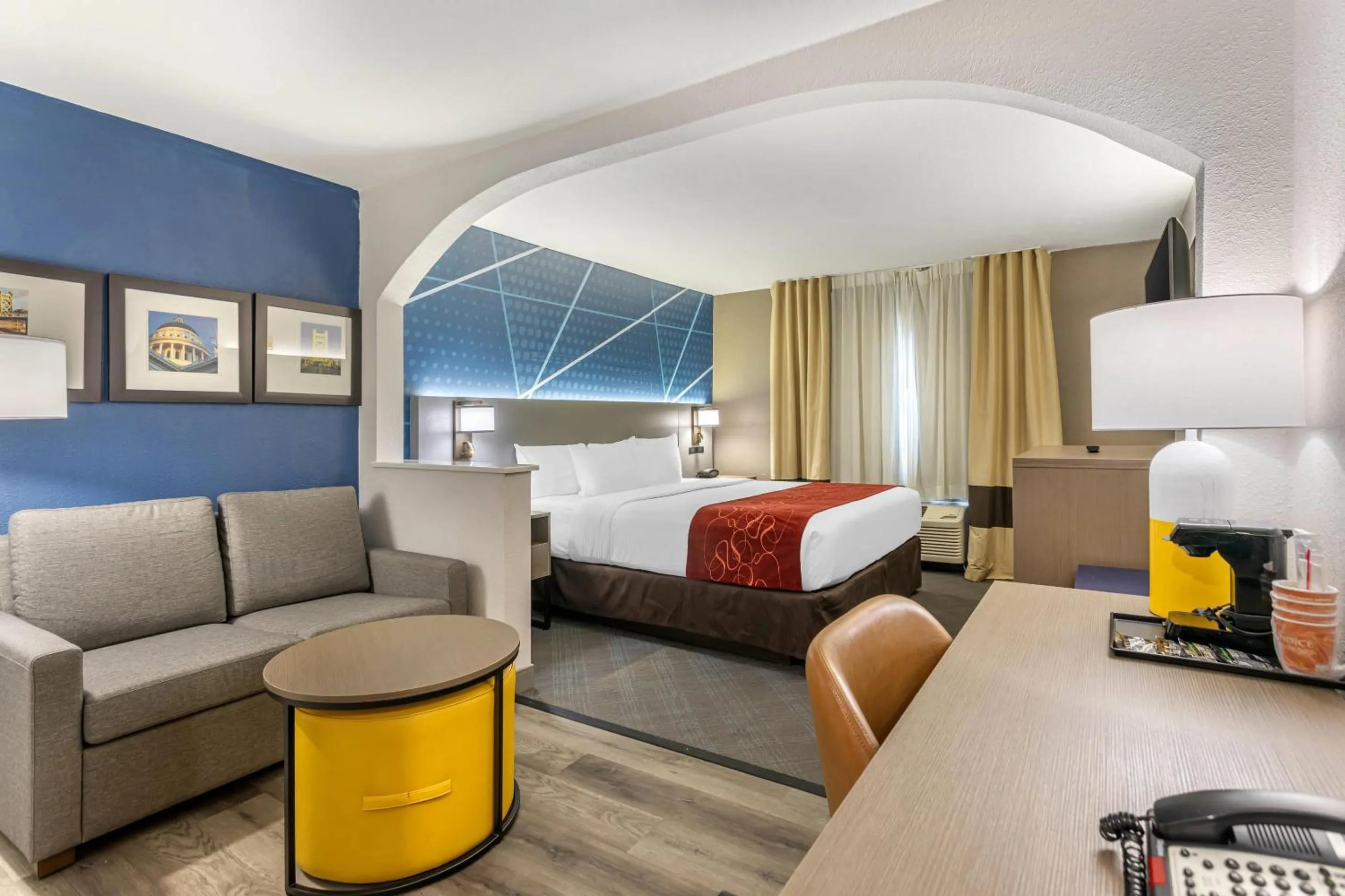 Bedroom, Bed in Comfort Suites Downtown Sacramento