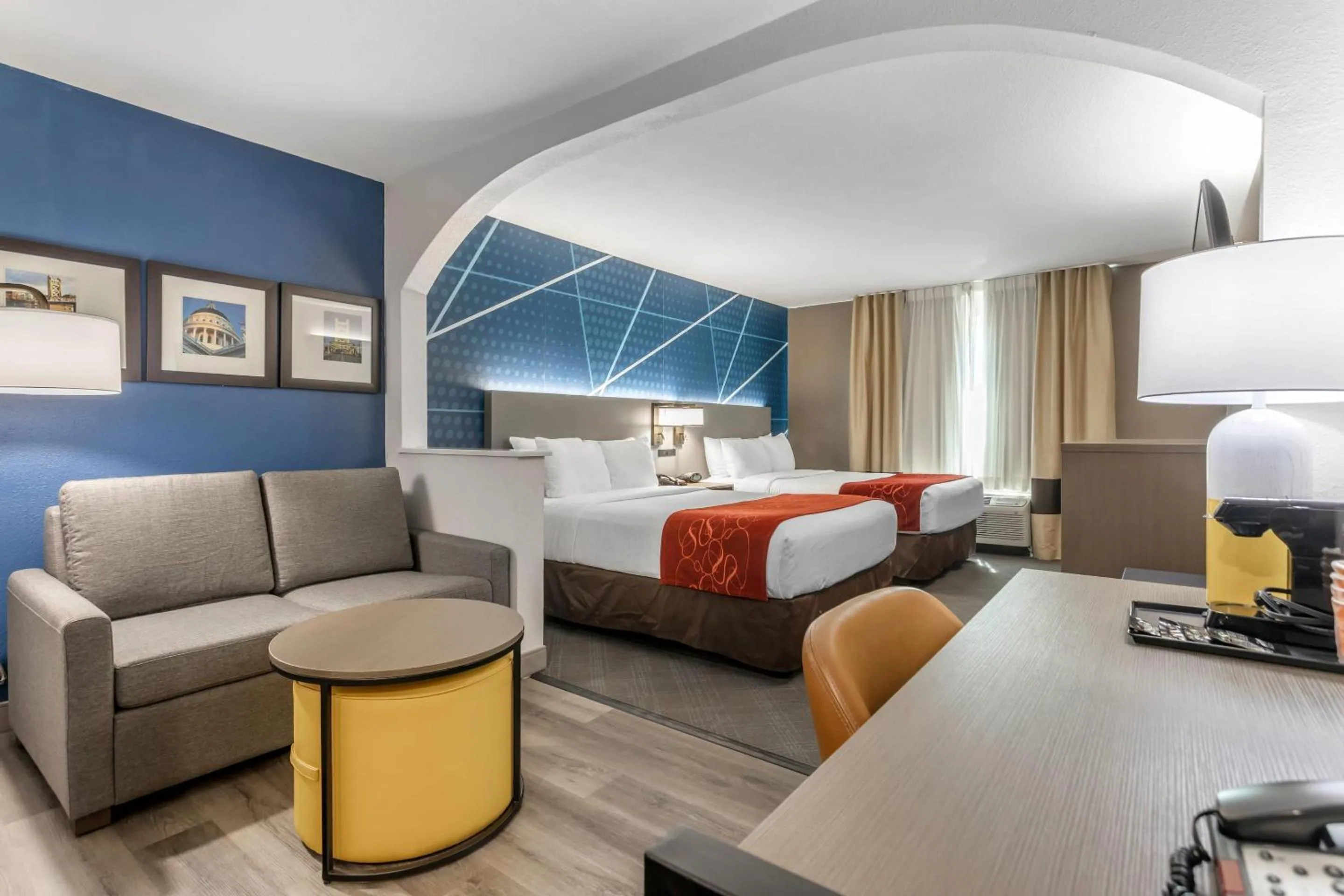 Bedroom, Bed in Comfort Suites Downtown Sacramento