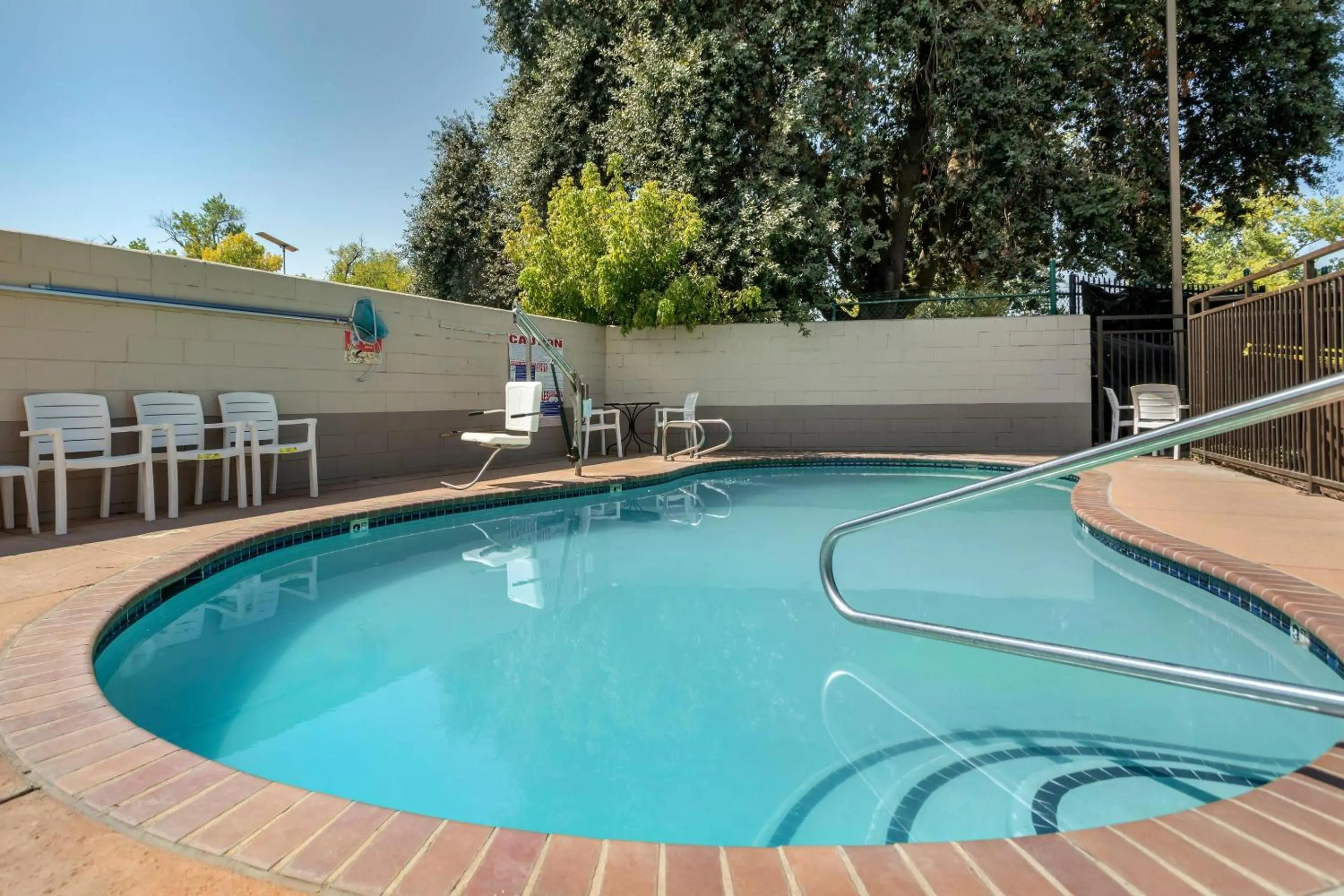 Swimming pool in Comfort Suites Downtown Sacramento