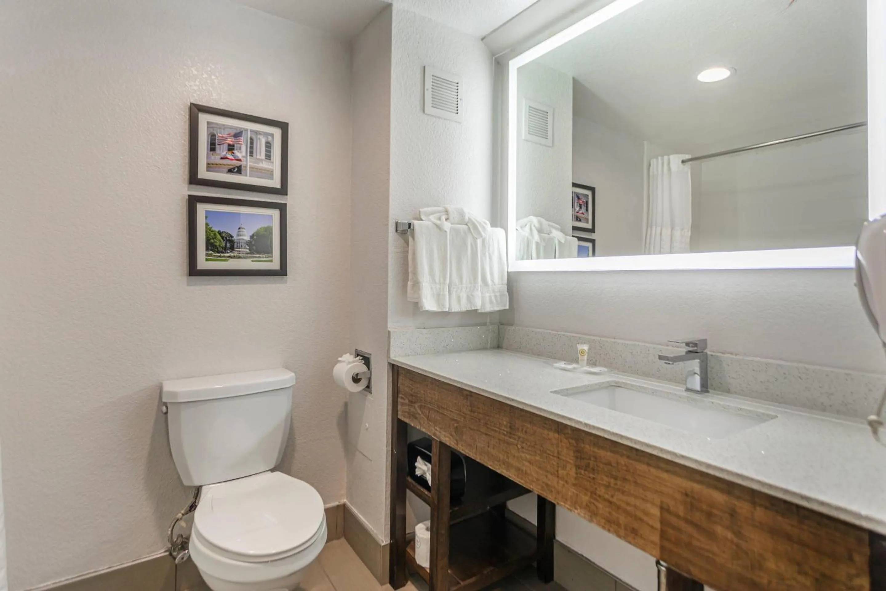 Bedroom in Comfort Suites Downtown Sacramento