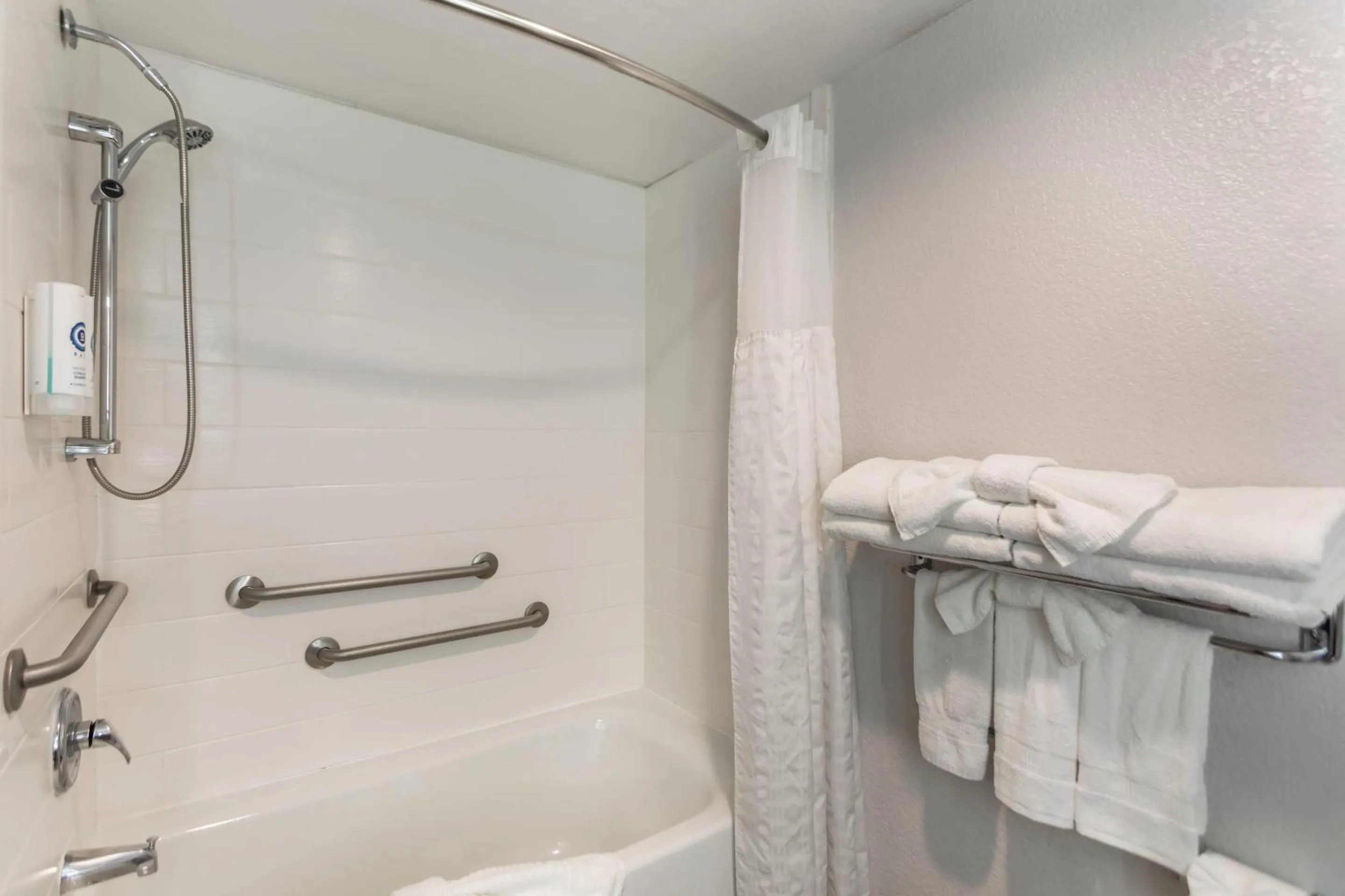 Bedroom in Comfort Suites Downtown Sacramento