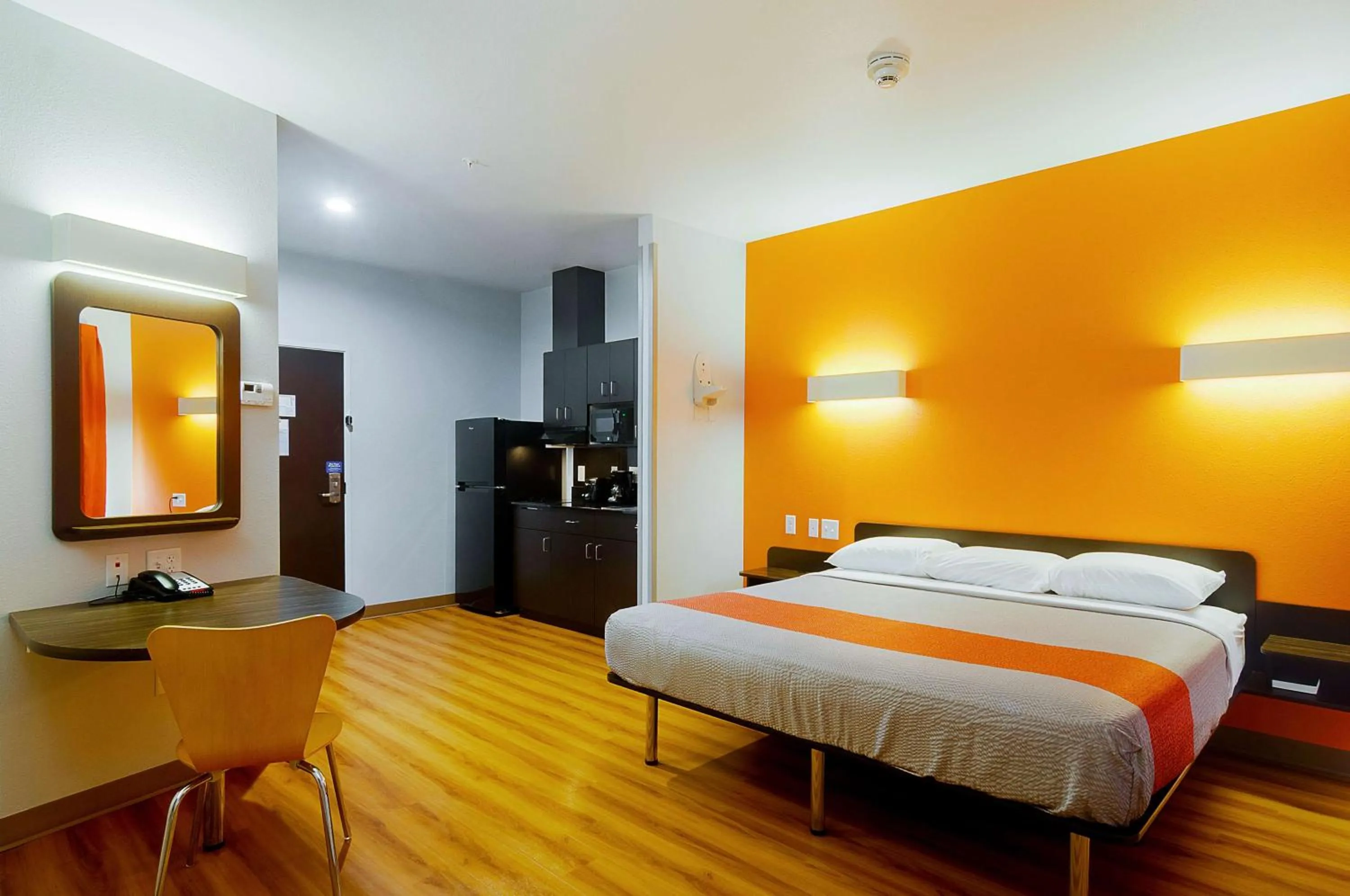 Kitchen or kitchenette, Bed in Motel 6-Midland, TX