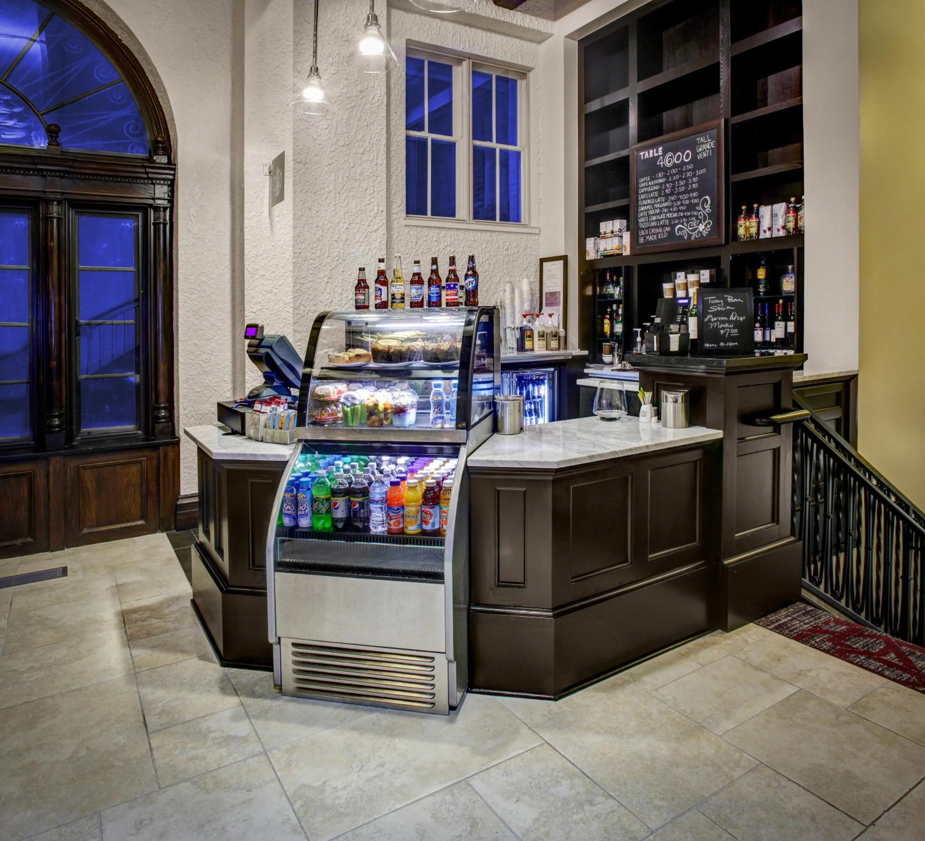 Breakfast in Courtyard Kansas City Country Club Plaza