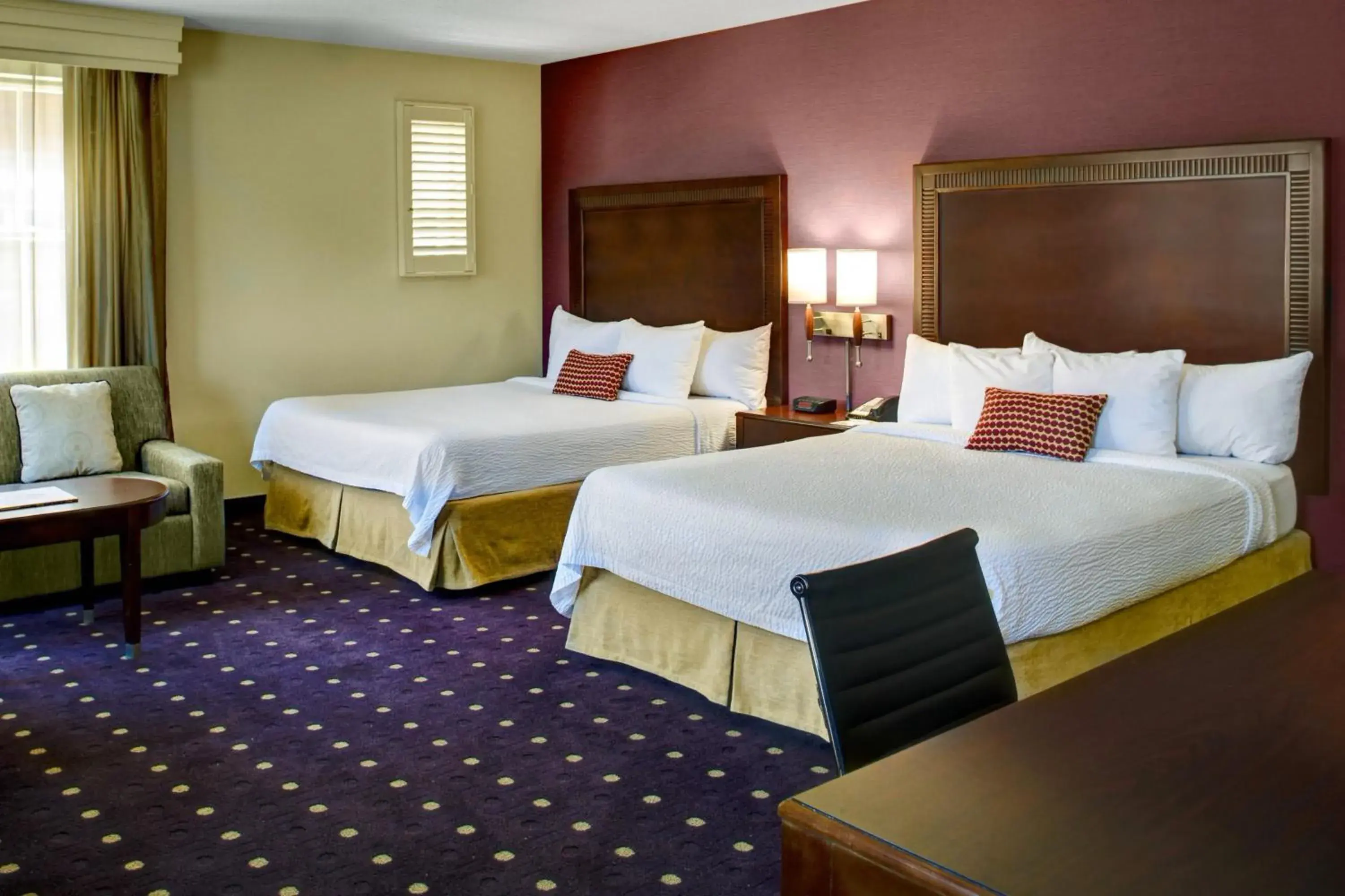 Superior Queen Room with Two Queen Beds in Courtyard Kansas City Country Club Plaza Superior Queen Room with Two Queen Beds in Courtyard Kansas City Country Club Plaza