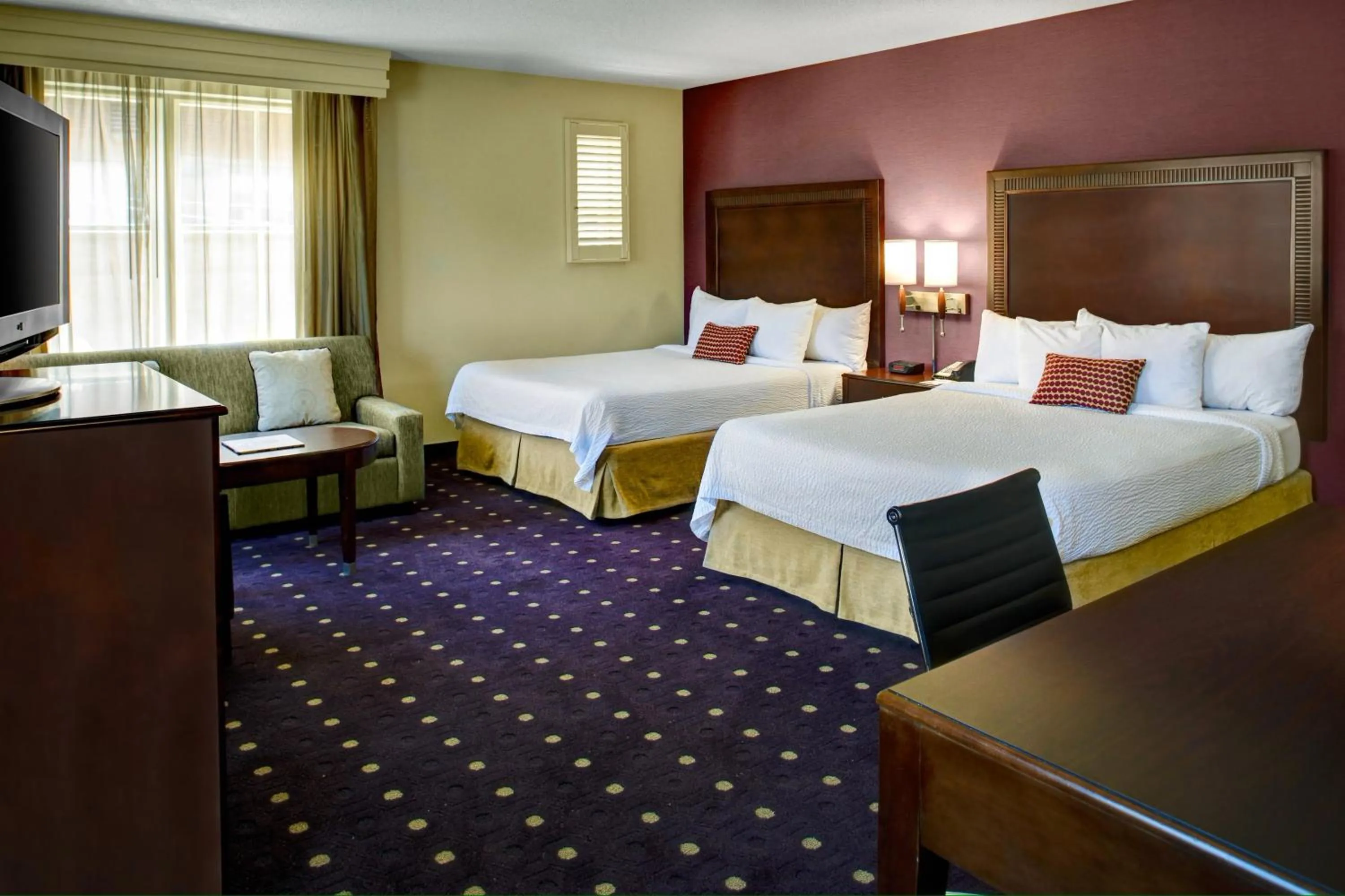 Bedroom in Courtyard Kansas City Country Club Plaza