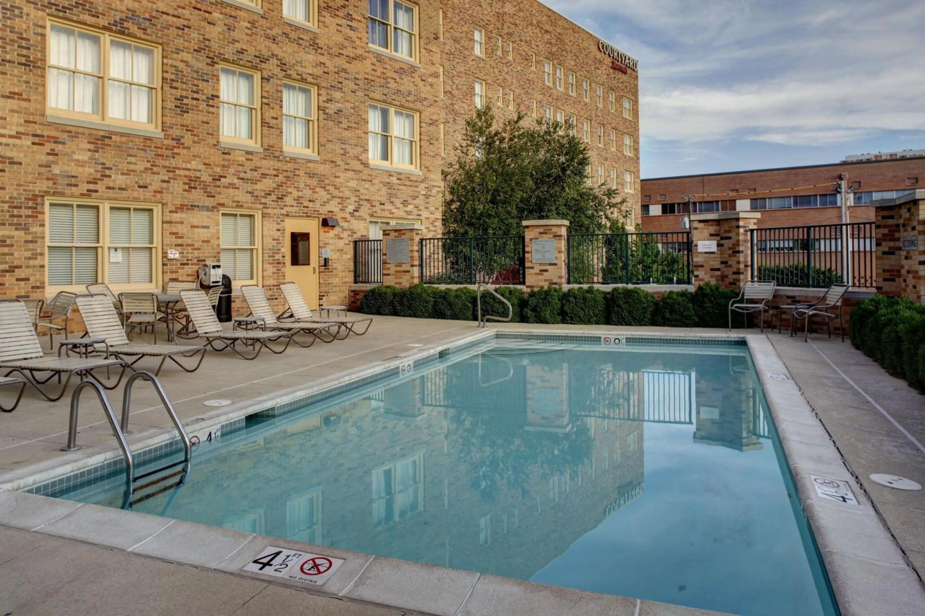 Swimming pool in Courtyard Kansas City Country Club Plaza