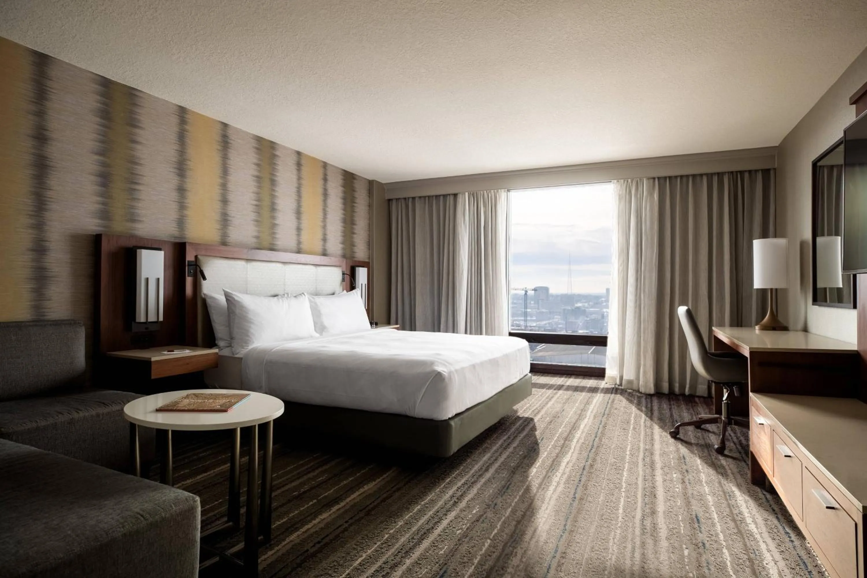 Photo of the whole room, Bed in Kansas City Marriott Downtown