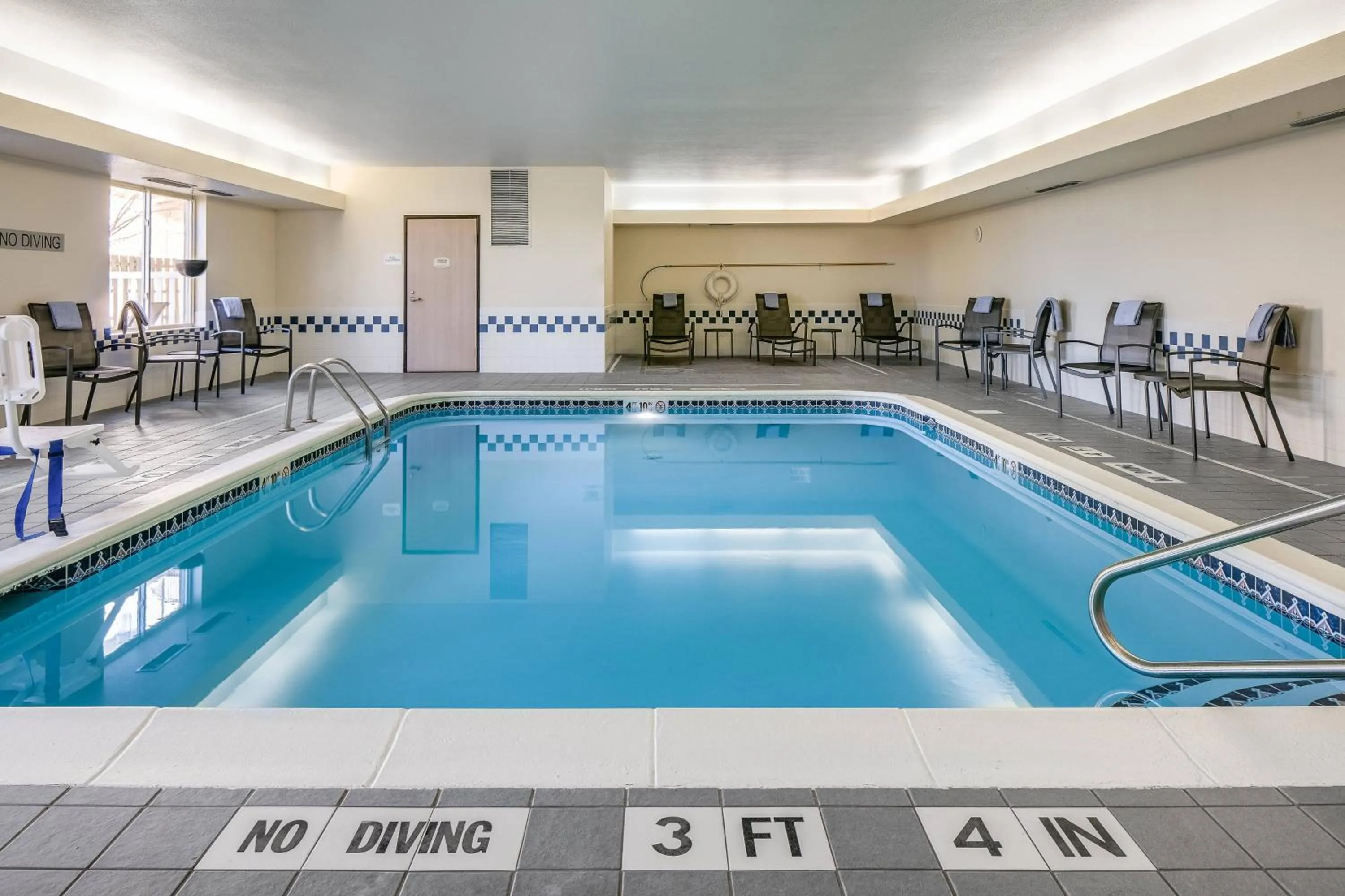Swimming pool in Fairfield Inn & Suites Kansas City Airport
