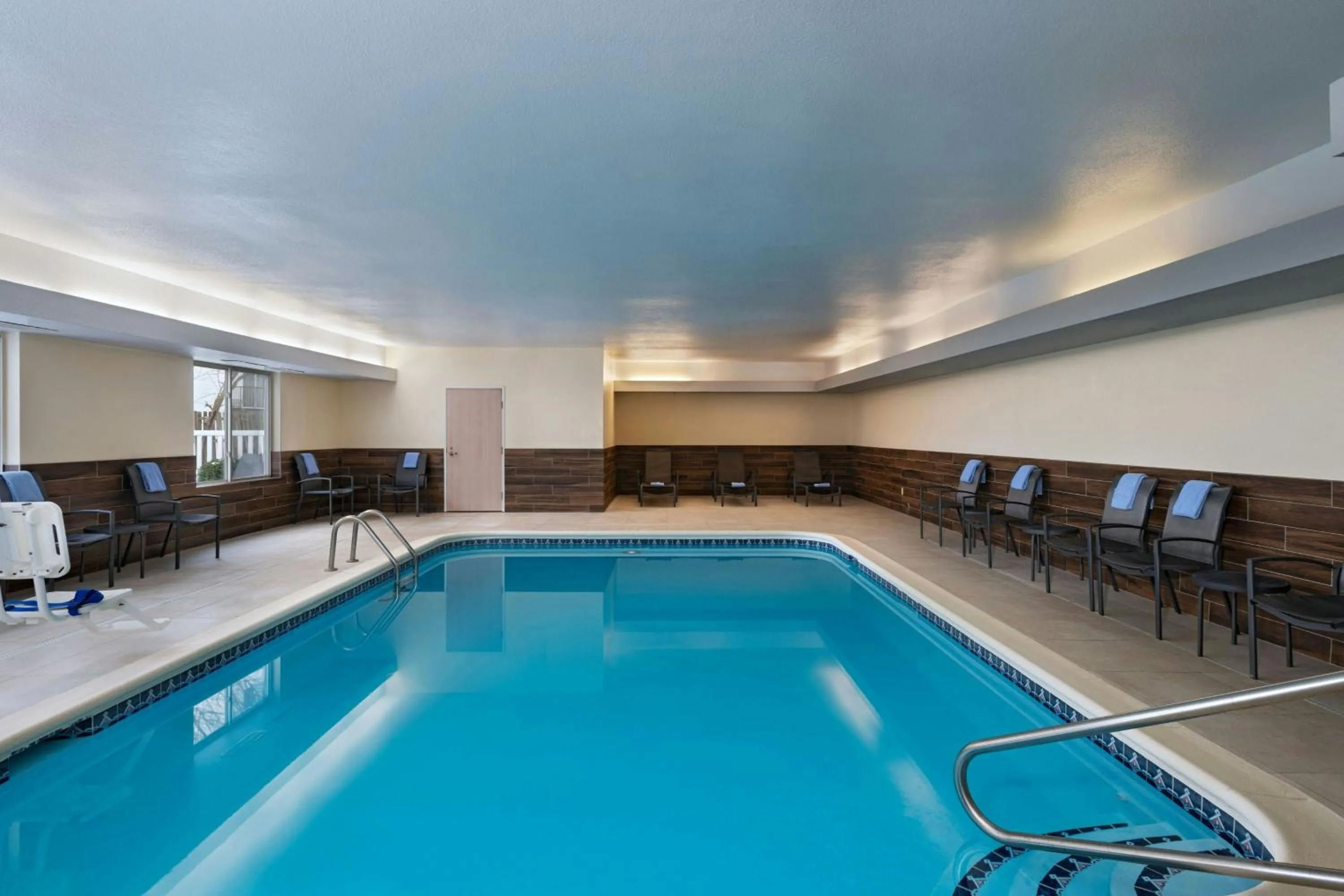 Swimming pool in Fairfield Inn & Suites Kansas City Airport