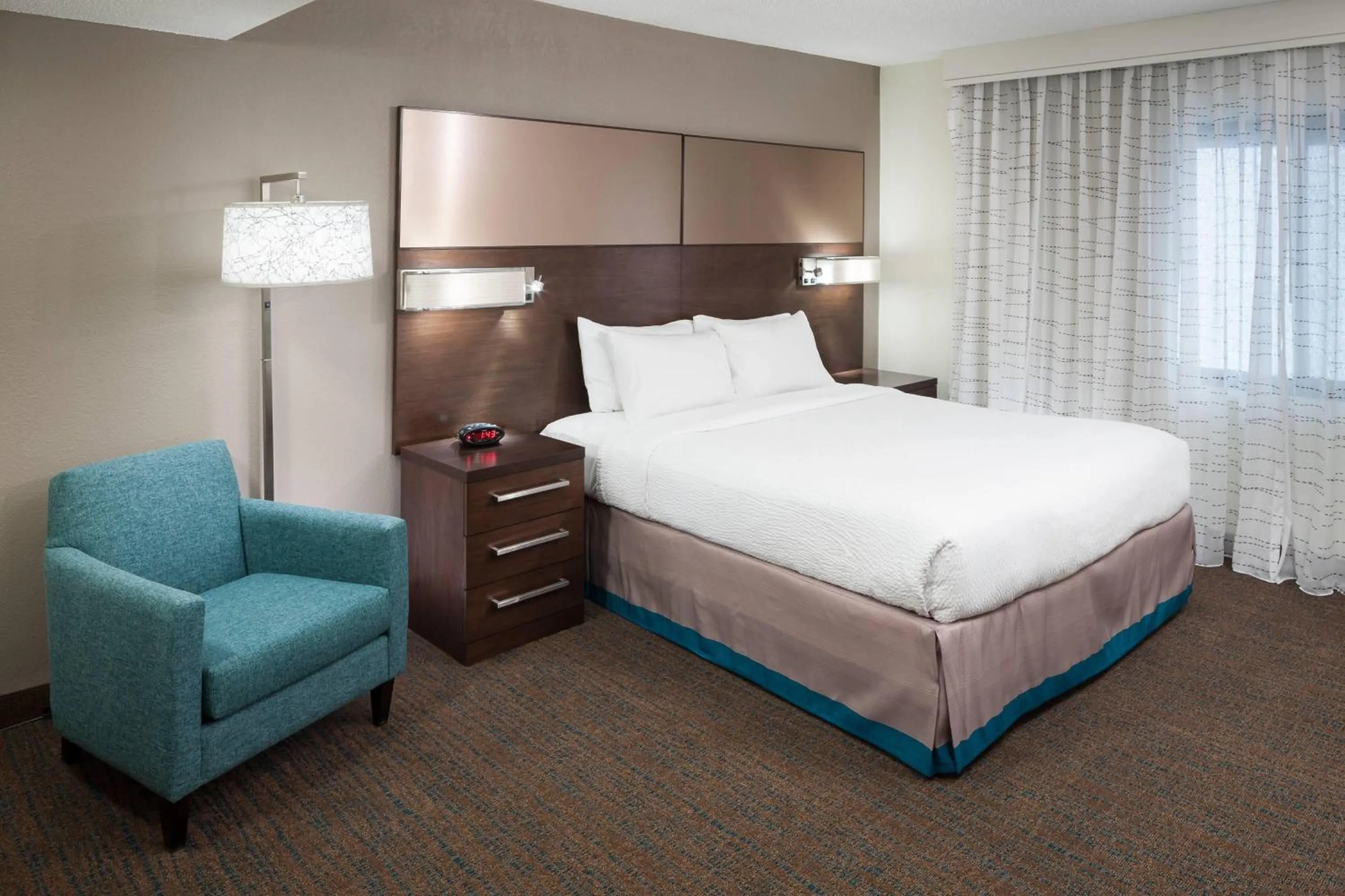 Photo of the whole room, Bed in Residence Inn Kansas City Country Club Plaza