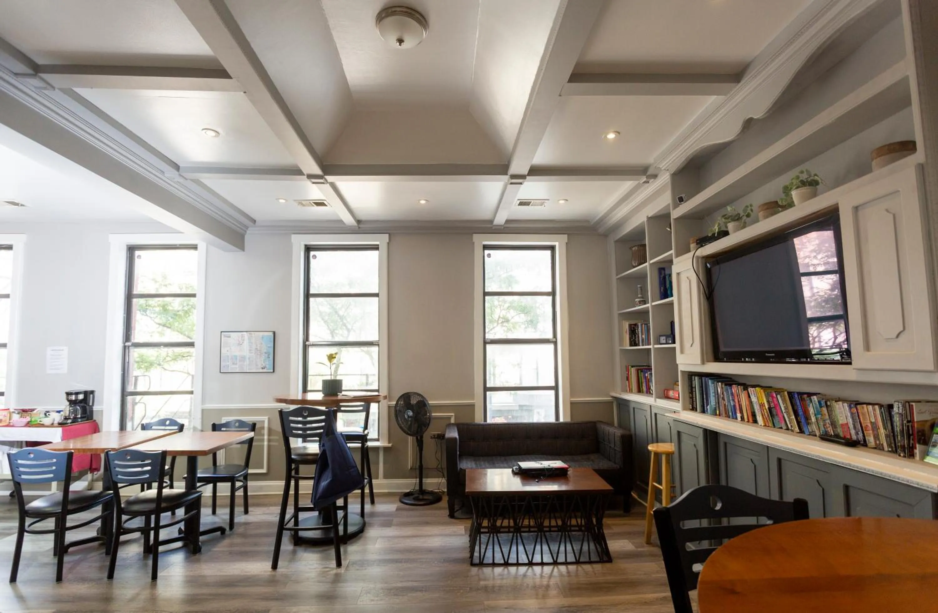 Restaurant/places to eat in Chicago Parthenon Hostel