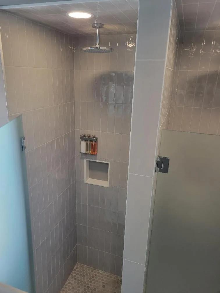 Bathroom in Chicago Parthenon Hostel