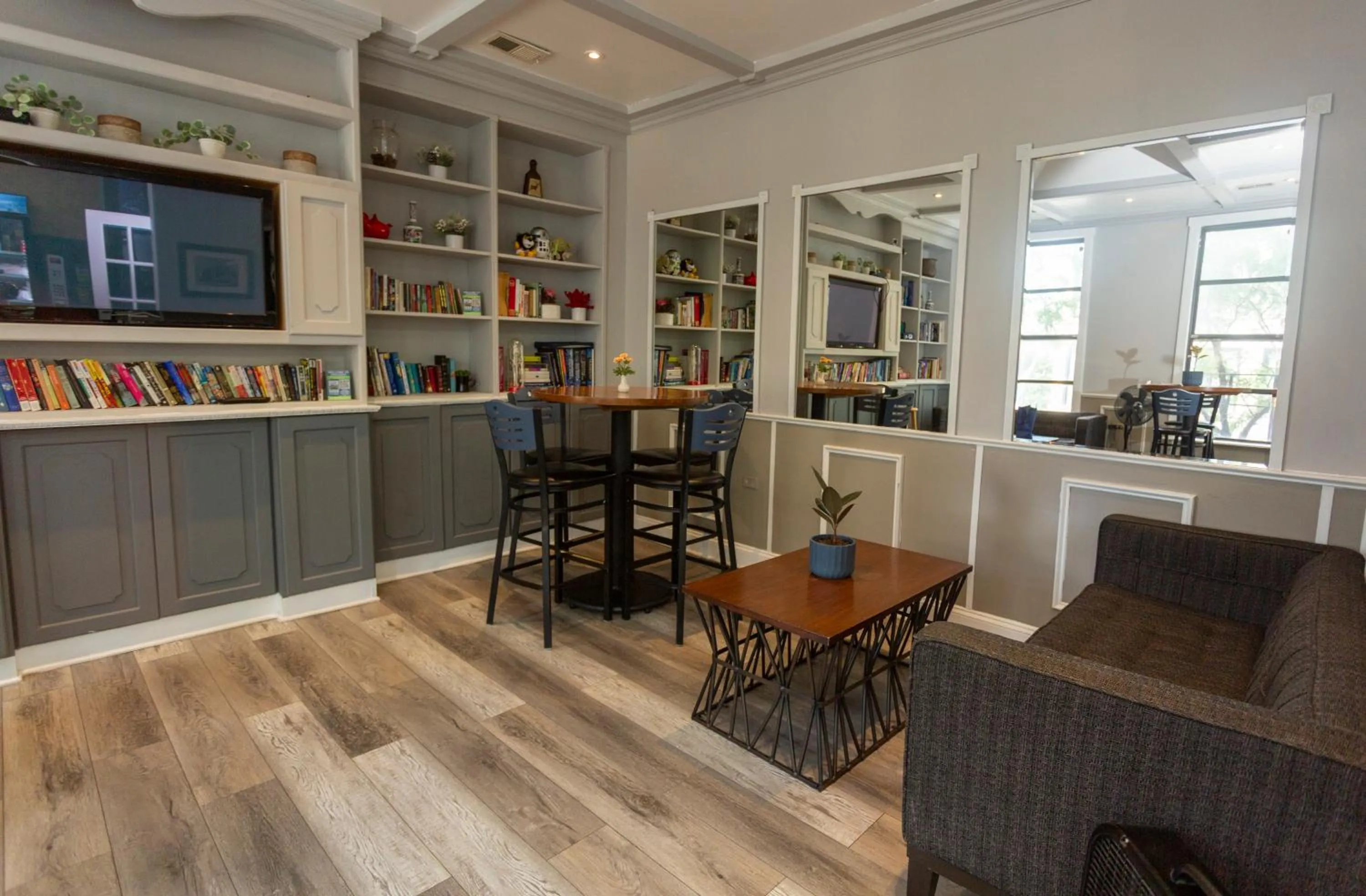 Restaurant/places to eat in Chicago Parthenon Hostel