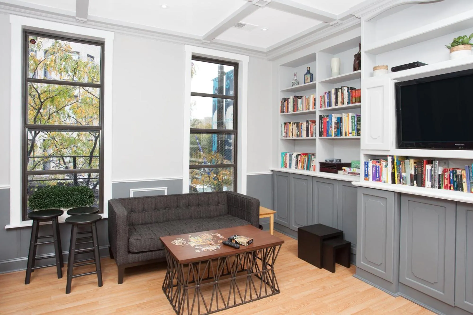 Restaurant/places to eat in Chicago Parthenon Hostel