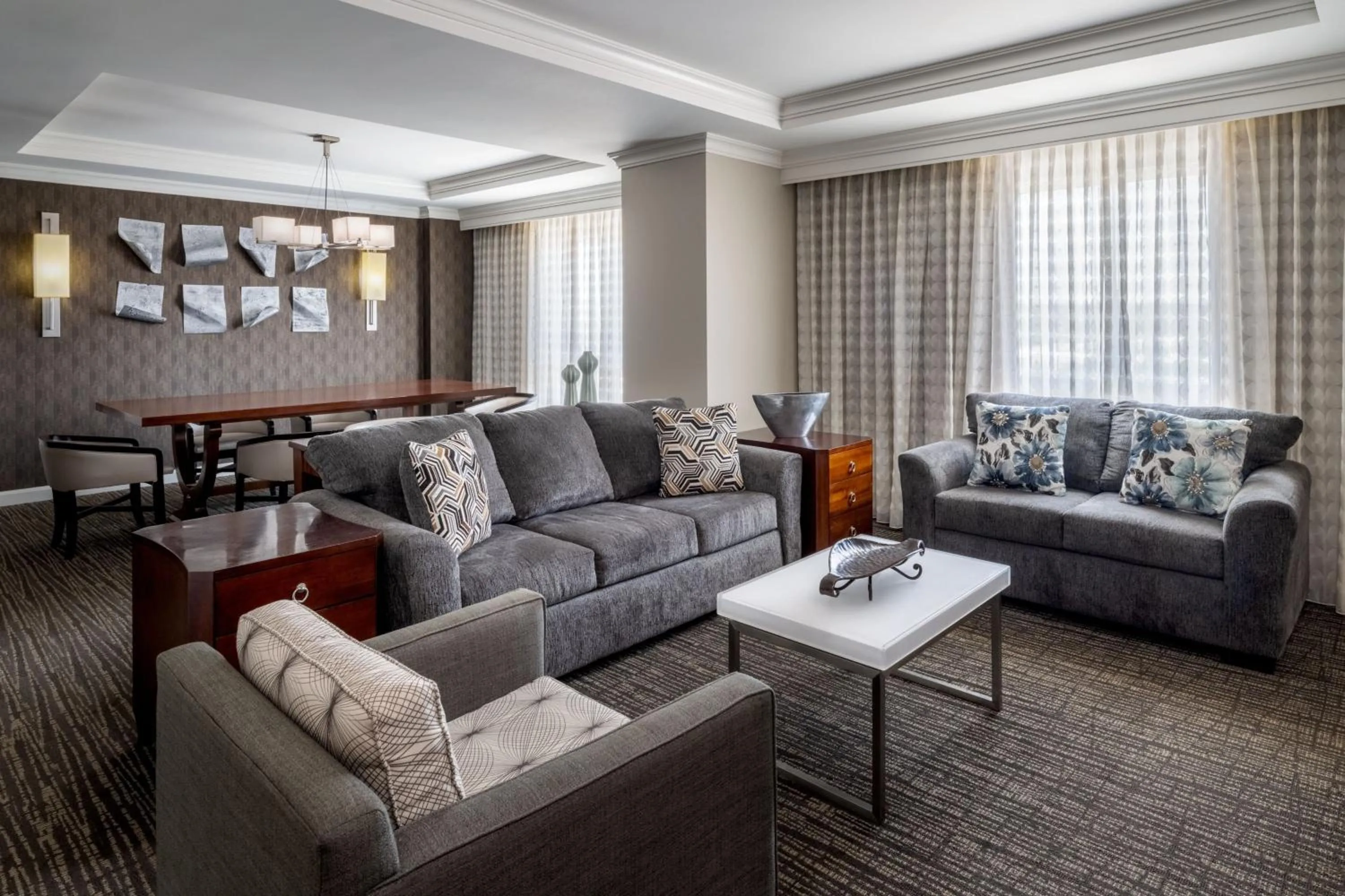 Living room in Macon Marriott City Center