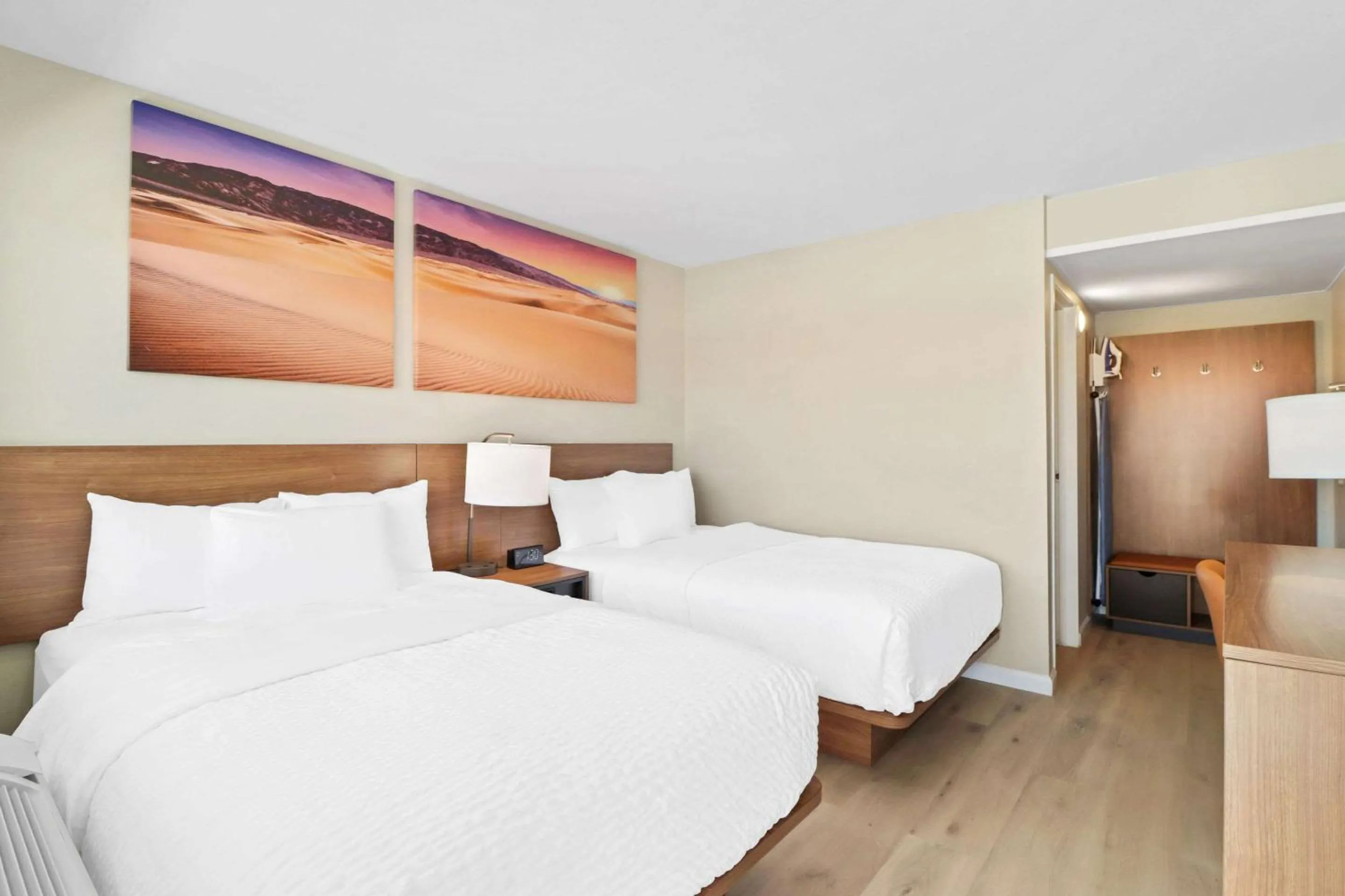 Bedroom, Bed in Clarion Pointe Ridgecrest near China Lake Naval Station