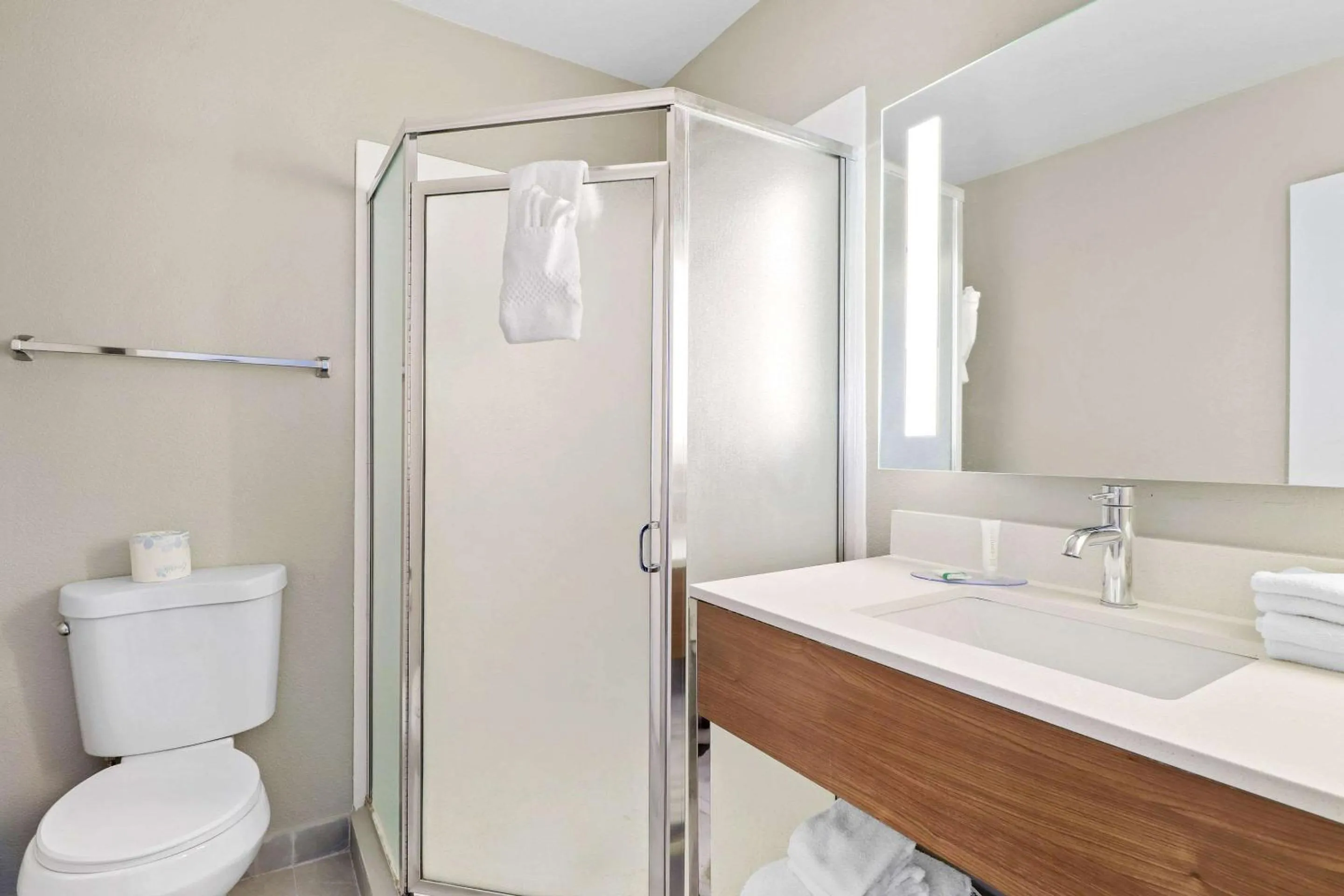 Bedroom in Clarion Pointe Ridgecrest near China Lake Naval Station