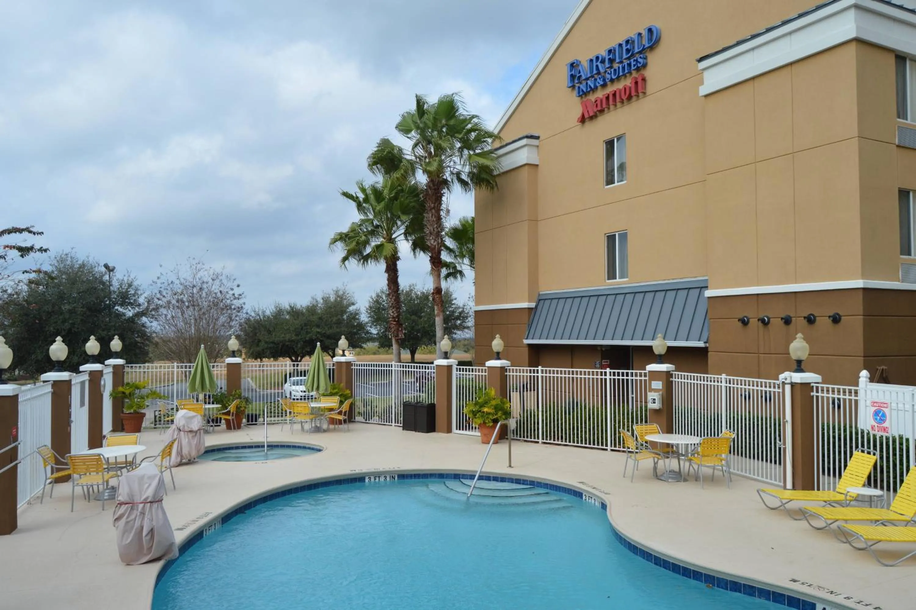 Swimming pool in Fairfield Inn & Suites by Marriott Clermont