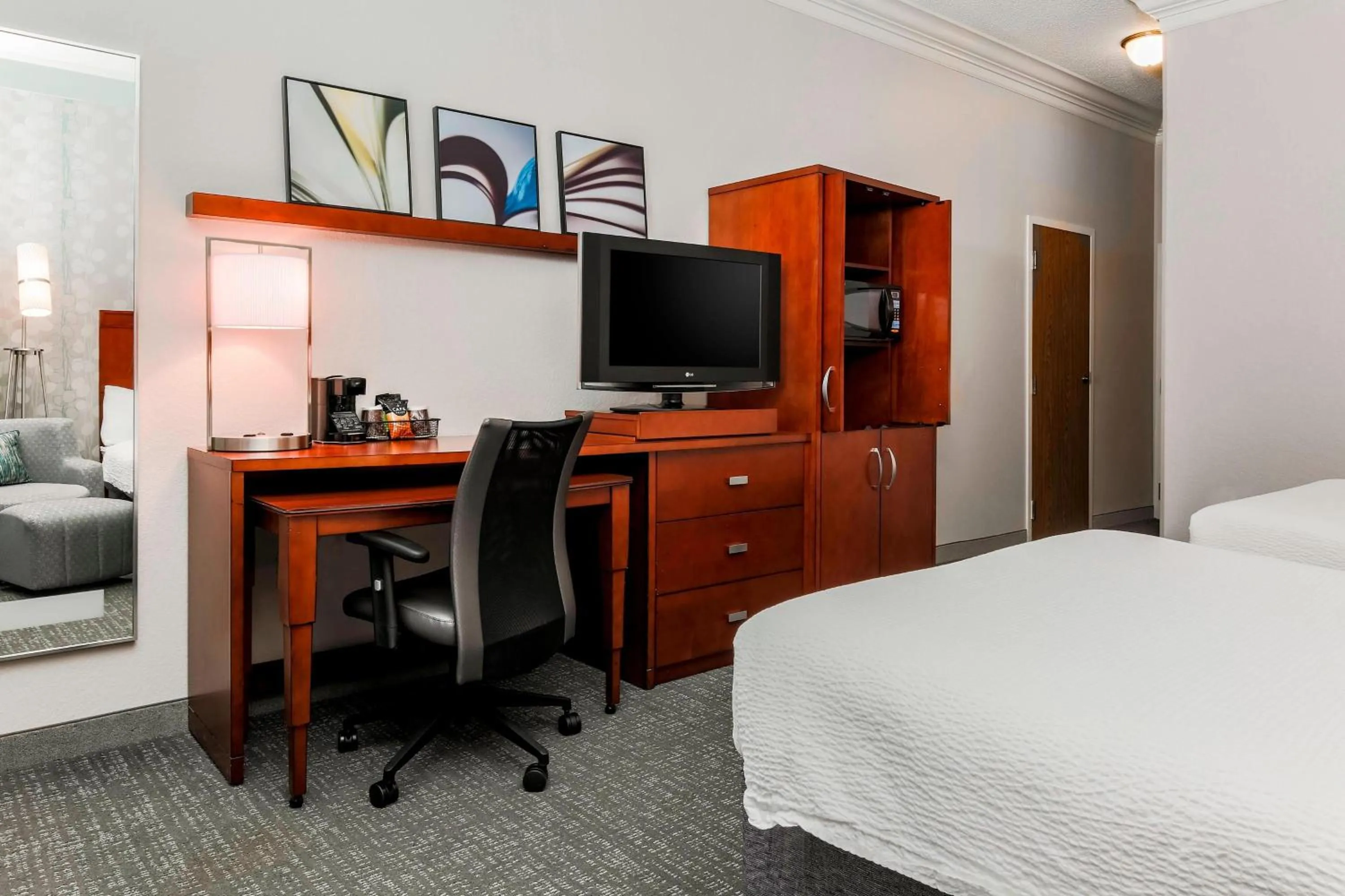 Photo of the whole room, Bed in Courtyard by Marriott Orlando Lake Mary North