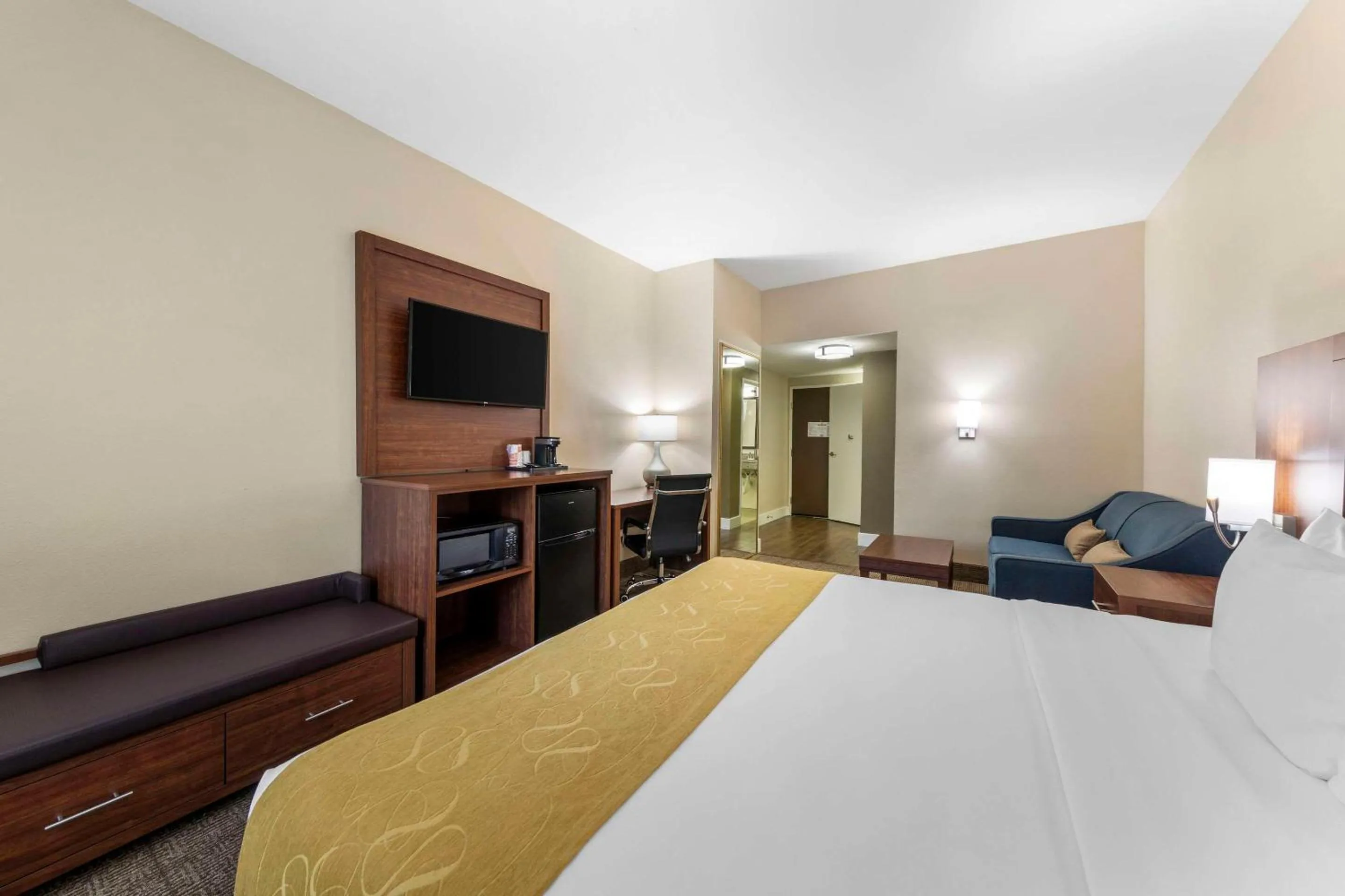 Bedroom, Bed in Comfort Suites Tulare Sequoia Gateway