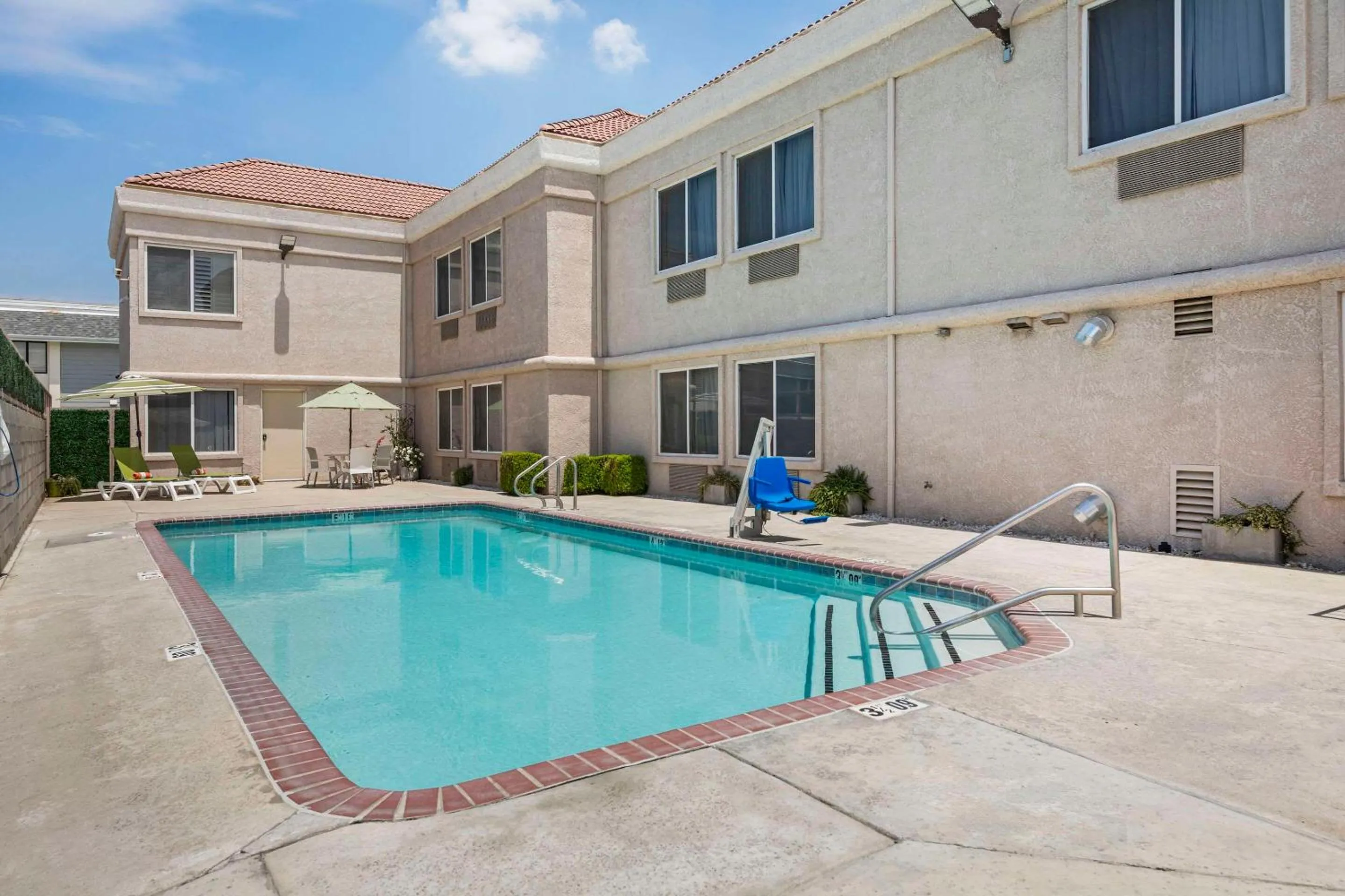 Swimming pool in Comfort Suites Tulare Sequoia Gateway