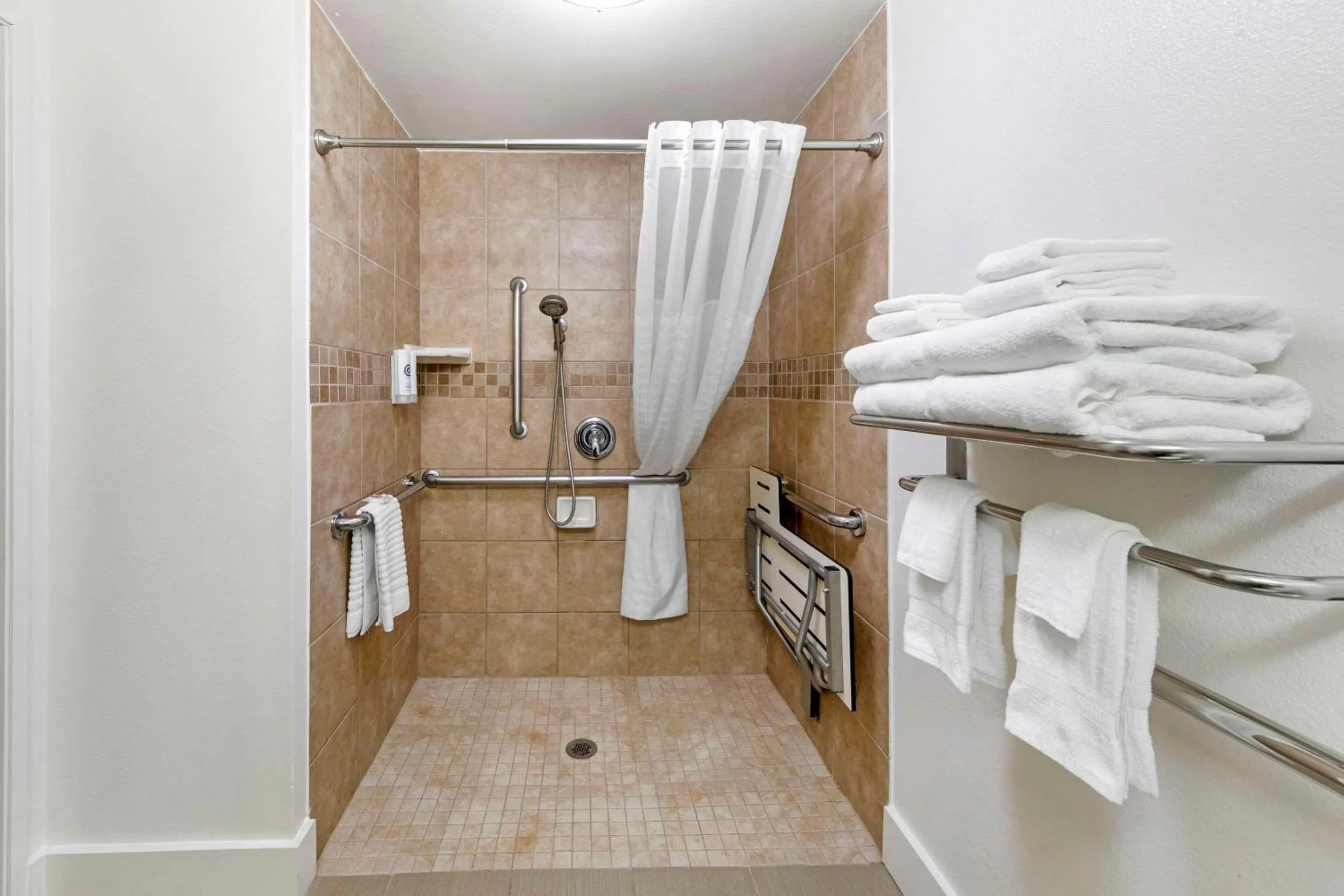 Bedroom in Comfort Suites Tulare Sequoia Gateway